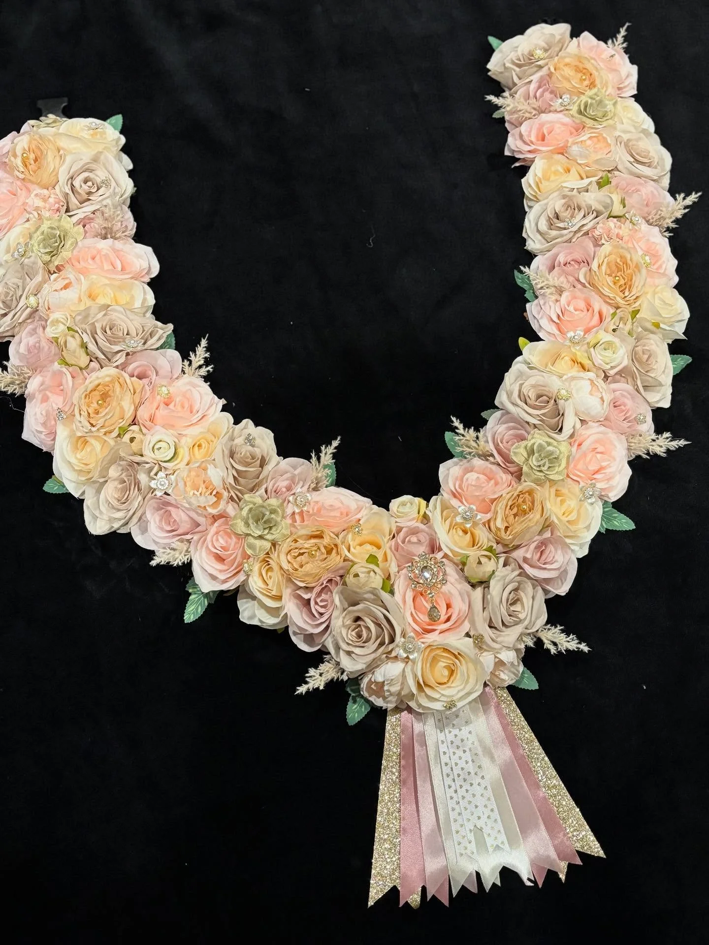 A Double Row Garland heading out to a local show ⭐️

Less flowers and width then our regular Triple Row Garland but just as pretty 😍 

A mix of cream, beige and pink🌷
Featuring gold embellishments 💍
Light use of leaves and greenary 🍃

Fitted with