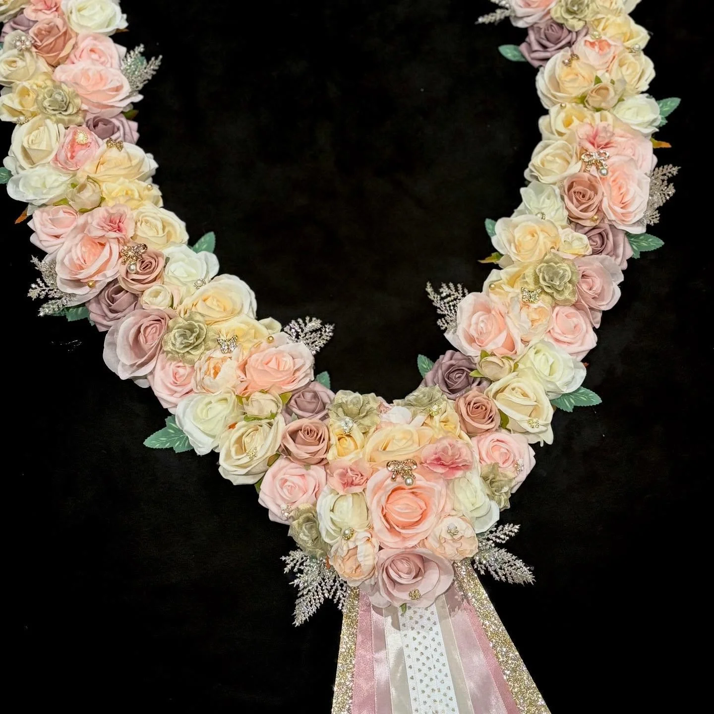 A Double Row Garland heading out to a local show ⭐️

Less flowers and width then our regular Triple Row Garland but just as pretty 😍 

A mix of cream, beige and pinks🌷
Featuring gold embellishments 💍
Light use of leaves and greenary 🍃

Fitted wit