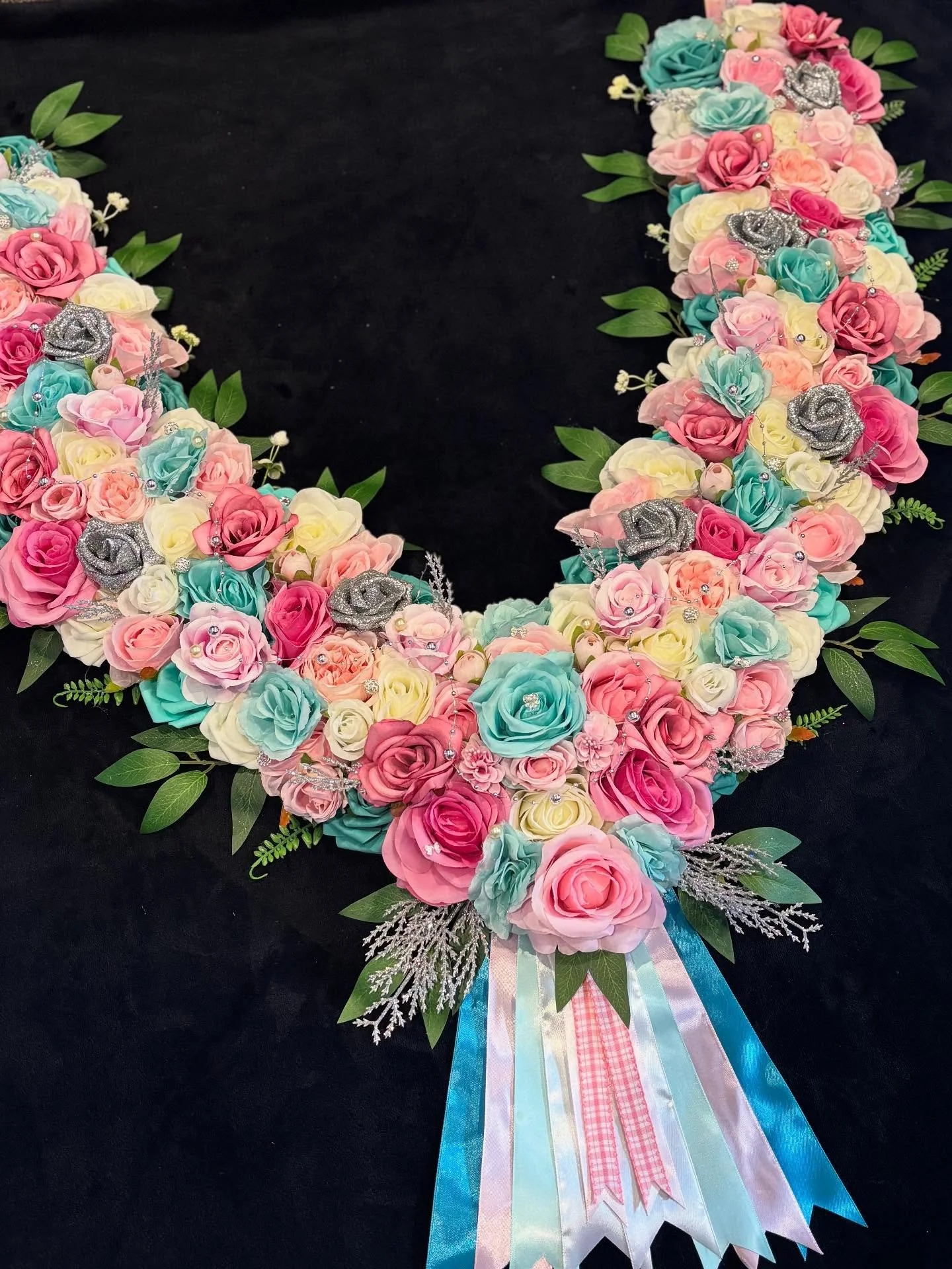 𝘛𝘳𝘪𝘱𝘭𝘦 𝘙𝘰𝘸 𝘎𝘢𝘳𝘭𝘢𝘯𝘥 

A mix of navy, royal and light blue and white flowers🌷
Featuring silver and blue embellishments 💍 
Showjumper pins added 💛
Light use of leaves and greenary 🍃

Fitted with Buckle Clips ✅
Machine Sewn Material u