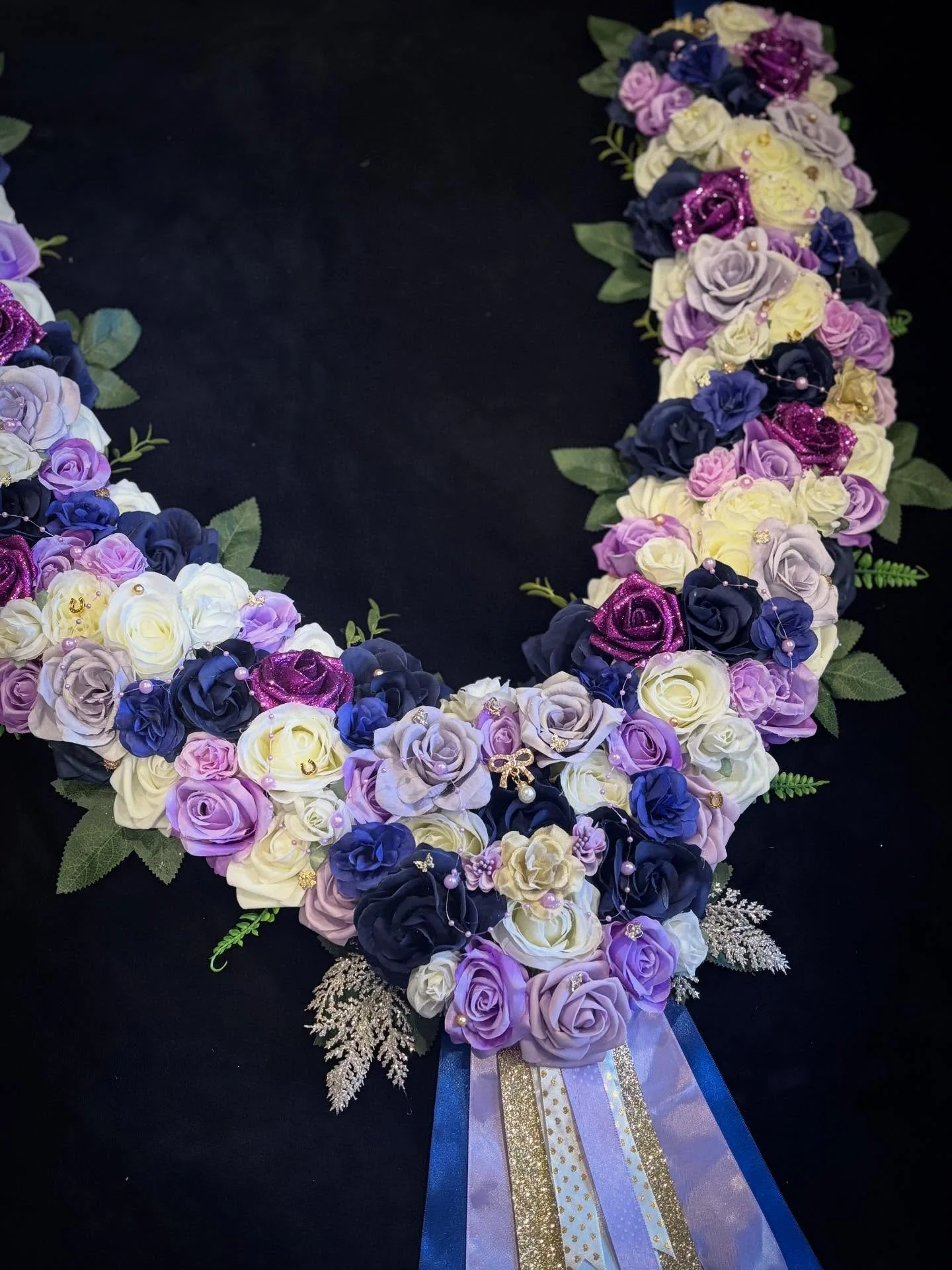 𝘛𝘳𝘪𝘱𝘭𝘦 𝘙𝘰𝘸 𝘎𝘢𝘳𝘭𝘢𝘯𝘥 

A mix of navy, white and purple glitter flowers🌷
Featuring gold and purple embellishments 💍 
Light use of leaves and greenary 🍃

Fitted with Buckle Clips ✅
Machine Sewn Material used for backing 🧵 

*𝘙𝘦𝘴𝘦?