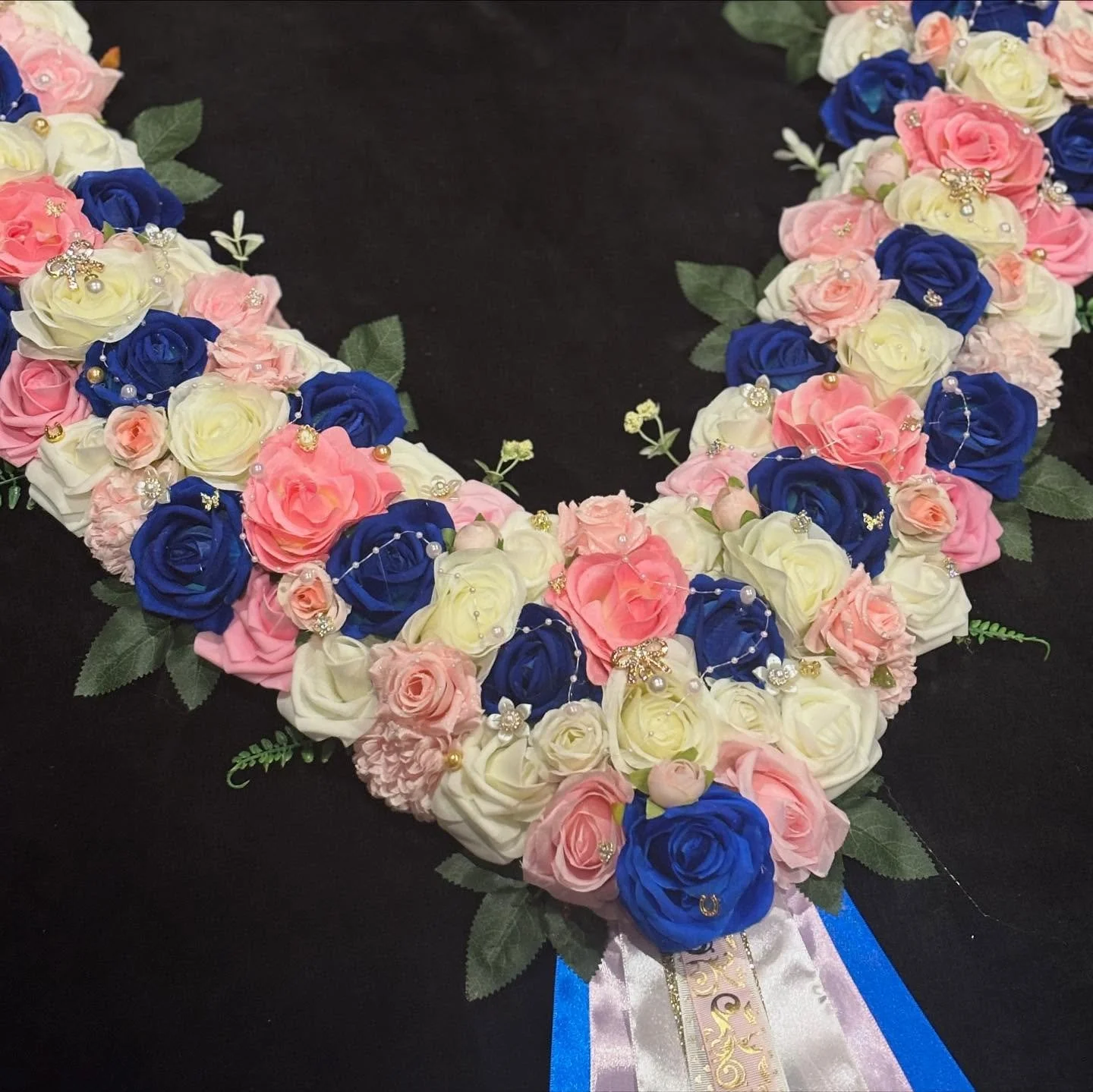 𝘛𝘳𝘪𝘱𝘭𝘦 𝘙𝘰𝘸 𝘎𝘢𝘳𝘭𝘢𝘯𝘥 

A mix of pink, blue and white flowers🌷
Featuring gold and pink embellishments 💍 
Light use of leaves and greenary 🍃

Fitted with Buckle Clips ✅
Machine Sewn Material used for backing 🧵 

*𝘙𝘦𝘴𝘦𝘳𝘷𝘦𝘥 𝘧𝘰