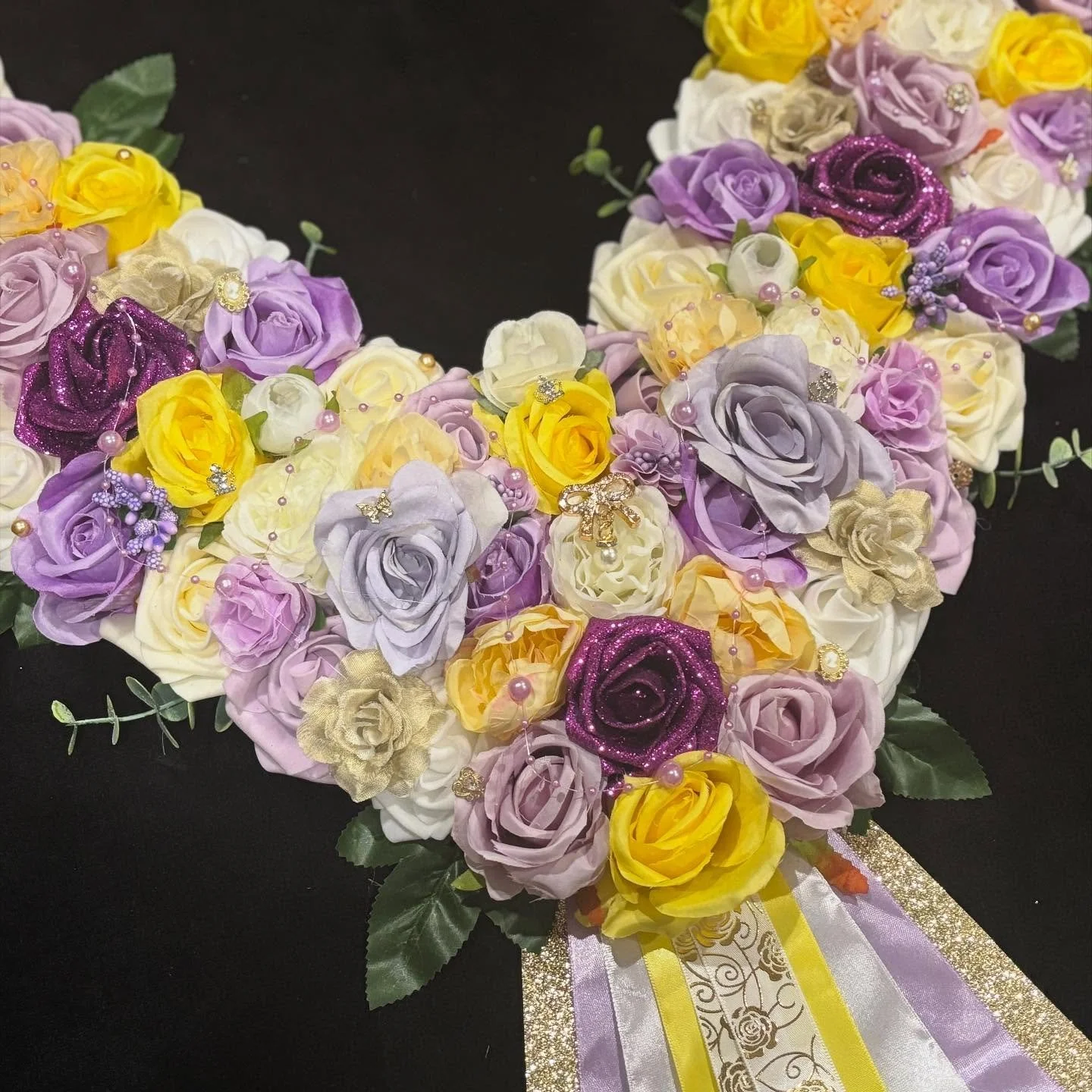 𝘛𝘳𝘪𝘱𝘭𝘦 𝘙𝘰𝘸 𝘎𝘢𝘳𝘭𝘢𝘯𝘥 

A mix of yellow, white, lilac and purple glitter flowers🌷
Featuring gold and purple embellishments 💍 
Light use of leaves and greenary 🍃

Fitted with Buckle Clips ✅
Machine Sewn Material used for backing 🧵 

*