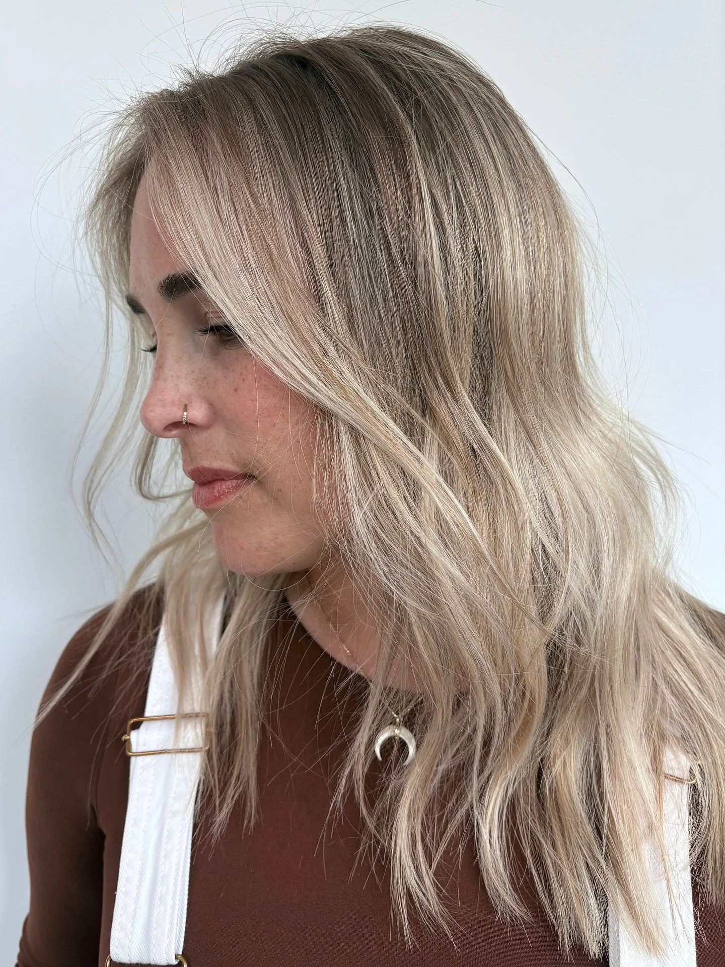 𝑆𝑢𝑙𝑡𝑟𝑦 𝑇𝑜𝑛𝑒𝑠.  𝑆𝑒𝑎𝑚𝑙𝑒𝑠𝑠 𝐵𝑙𝑒𝑛𝑑.  born to be  b l o n d e. 

This blondie is soft where it counts, rich where it matters, and made to turn heads without saying a word. Effortless, elevated, and totally her. 🫶🏼

#refinedhairco
