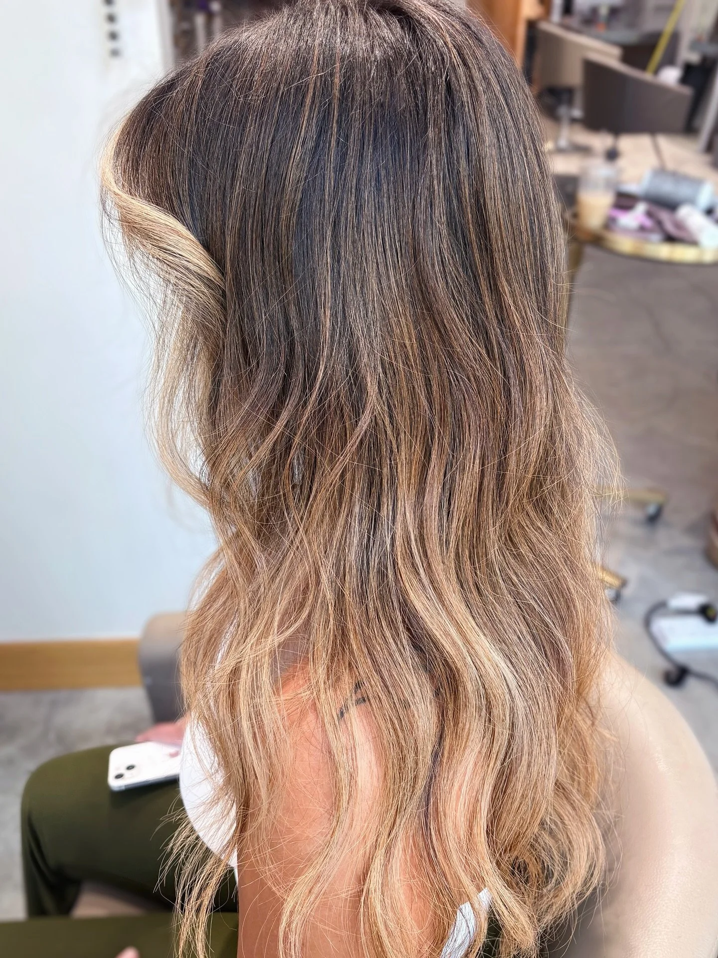 𝑮𝒐𝒍𝒅𝒆𝒏 𝒃𝒓𝒐𝒏𝒅𝒆 𝒏𝒆𝒗𝒆𝒓 𝒈𝒐𝒆𝒔 𝒐𝒖𝒕 𝒐𝒇 𝒔𝒕𝒚𝒍𝒆.
It&rsquo;s soft, sunlit, and sculpted to grow out like a dream.
Low-maintenance never looked so rich. ✨

#refinedhairco
#spokanehair
#goldenbronde
#brondebalayage
#livedinbronde
#d