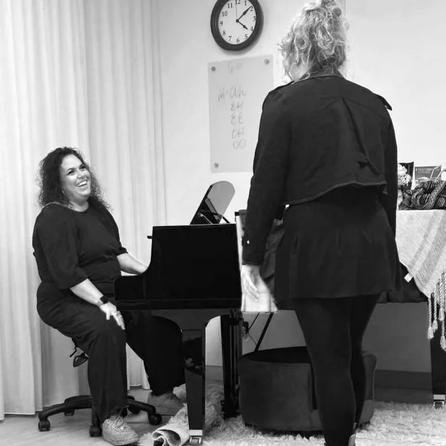 Celebrity Vocal Coach Mindy Pack Coaching at Performance Studios at the SVARA Project Voice Summit: Oz! 2024