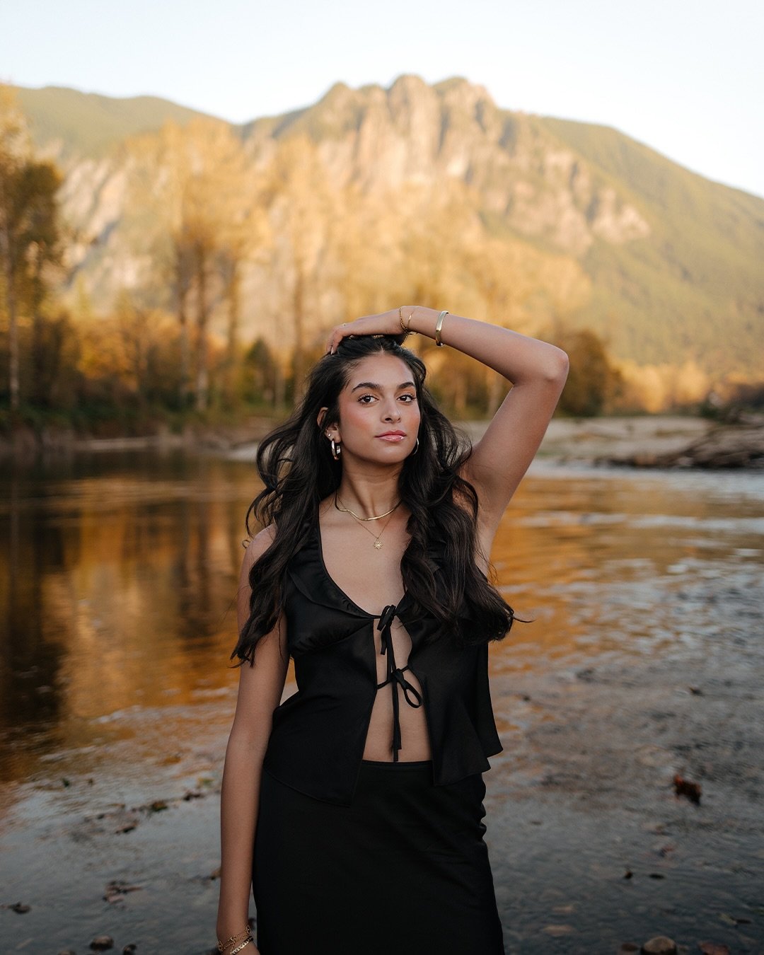 jaw dropping senior sunday with @rheasomanna !!!!! 
-
-
-
#seattlephotographer #styledsenior #portraitphotography #seniorphotographer #seniorphotography #seniorportraits #classof2025 #seattleseniorphotographer #seniorstyleguide #ssgmagazine #seniorph