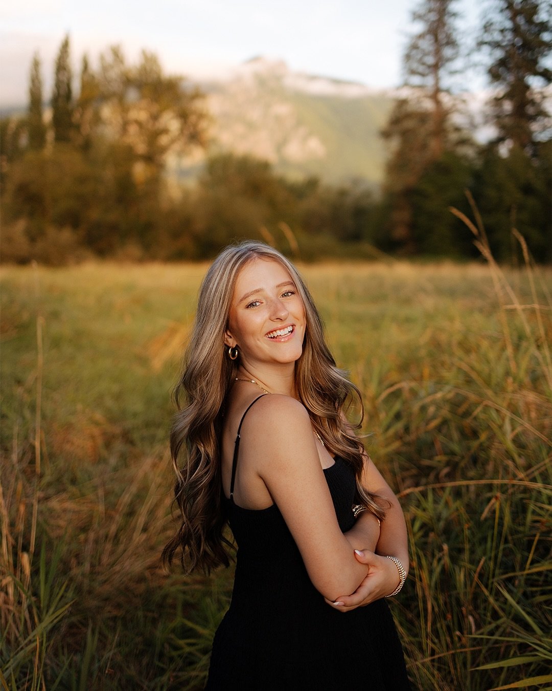 grad szn baby!!! 🌾👩🏼&zwj;🎓🍾 @izzyy.jay
-
-
-
#seattlephotographer #styledsenior #portraitphotography #seniorphotographer #seniorphotography #seniorportraits #classof2025 #seattleseniorphotographer #seniorstyleguide #ssgmagazine #seniorphotos #se