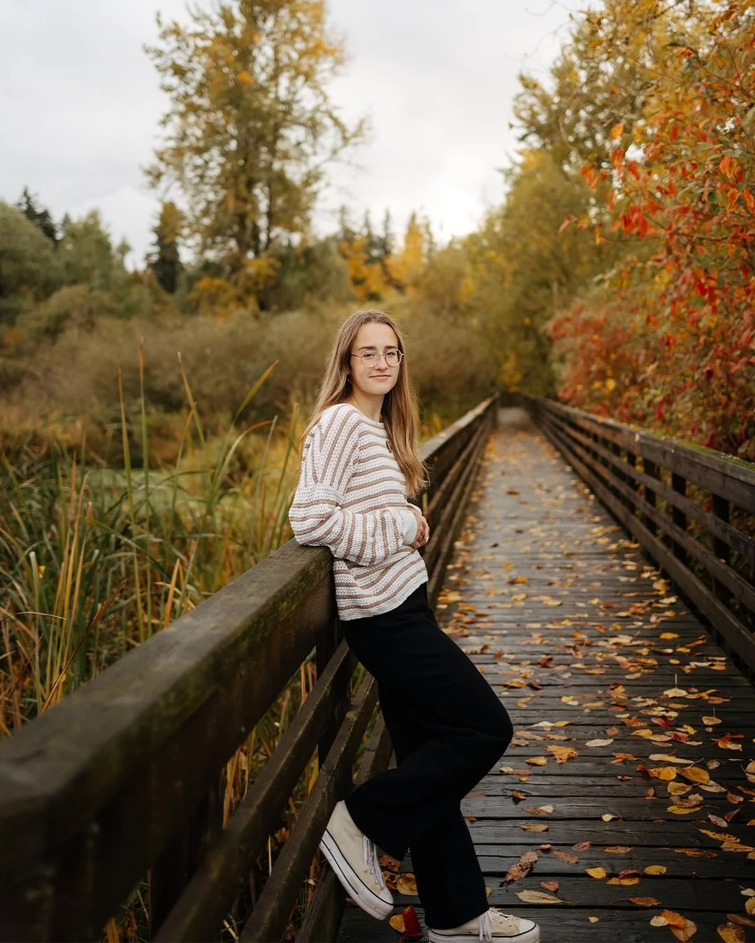 Ughhhh sweet fall throwback with @kaylyn_skye 🍂📚☕️🎻🍁 
-
-
-
#seattlephotographer #styledsenior #portraitphotography #seniorphotographer #seniorphotography #seniorportraits #classof2025 #seattleseniorphotographer #seniorstyleguide #ssgmagazine #se