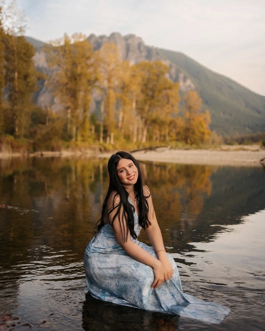 @phoenixbass_ making a splash!!!!!! gorgeous gorgeous girl and a gorgeous gorgeous view!!!! 🦋🏔️🌊🐟🪨
-
-
-
#seattlephotographer #classof2026 #seniorphotos #seniorpictures #seniorsunday