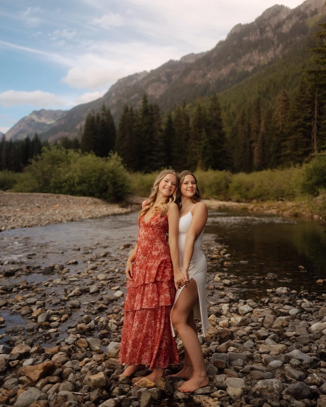 i&rsquo;m seeing double 😍😍😍😍😍 blessing your friday feed with my sweet gorgeous stars @olivia.nelsonnn and kayley.nelso !!! 🏔️🍃🎀🌤️🌊
-
-
-
#seattlephotographer #classof2026 #seniorphotos #seniorpictures #seniorsunday
