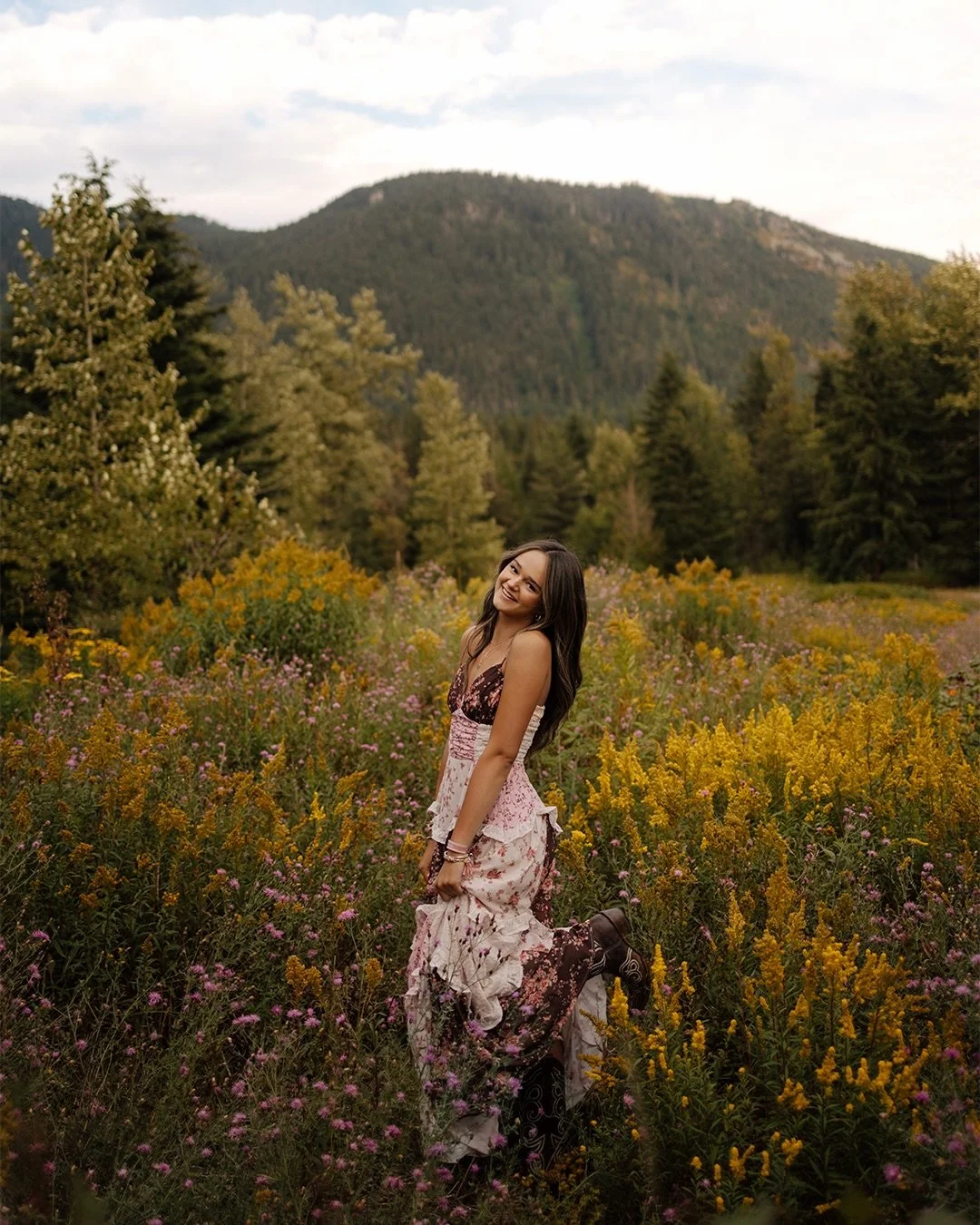 whenever I need a little pick-me-up I just remember that I&rsquo;ll be seeing @paigee.kettell in a few months&hellip;!!!!! or I look back at this gorgeous perfect shoot 🌼🌾👢🎀🌷
-
-
-
#seattlephotographer #classof2026 #seniorphotos #seniorpictures 