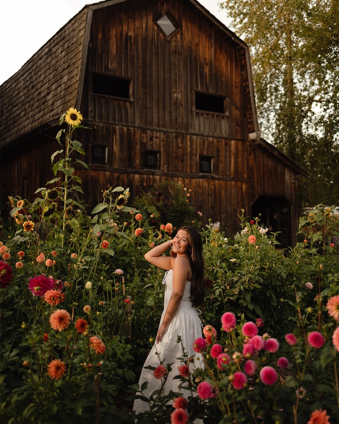 @kennedysun07 is straight out of a fairytail my oh myyyyy what a senior sunday!!! 🌷🧚🏼📚🌻🧺
-
-
-
#seattlephotographer #classof2026 #seniorphotos #seniorpictures #seniorsunday