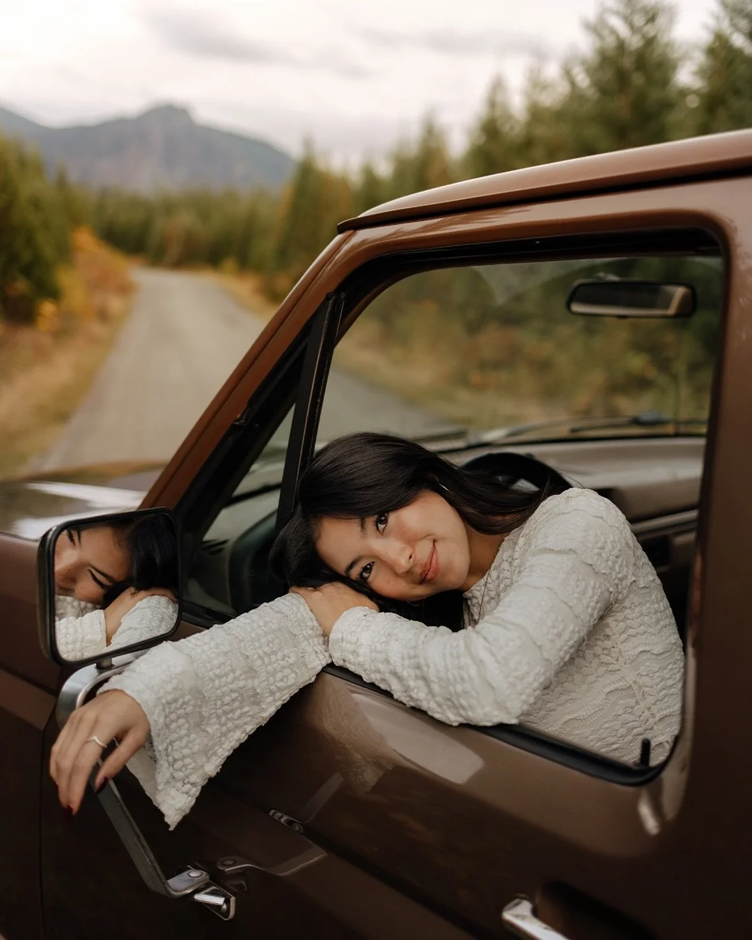 senior sunday sponsored by @cranebanker and her badass truck!!!!!! 🌲🍂🛻⛰️🦢
-
-
-
#seattlephotographer #classof2026 #seniorphotos #seniorpictures #seniorsunday