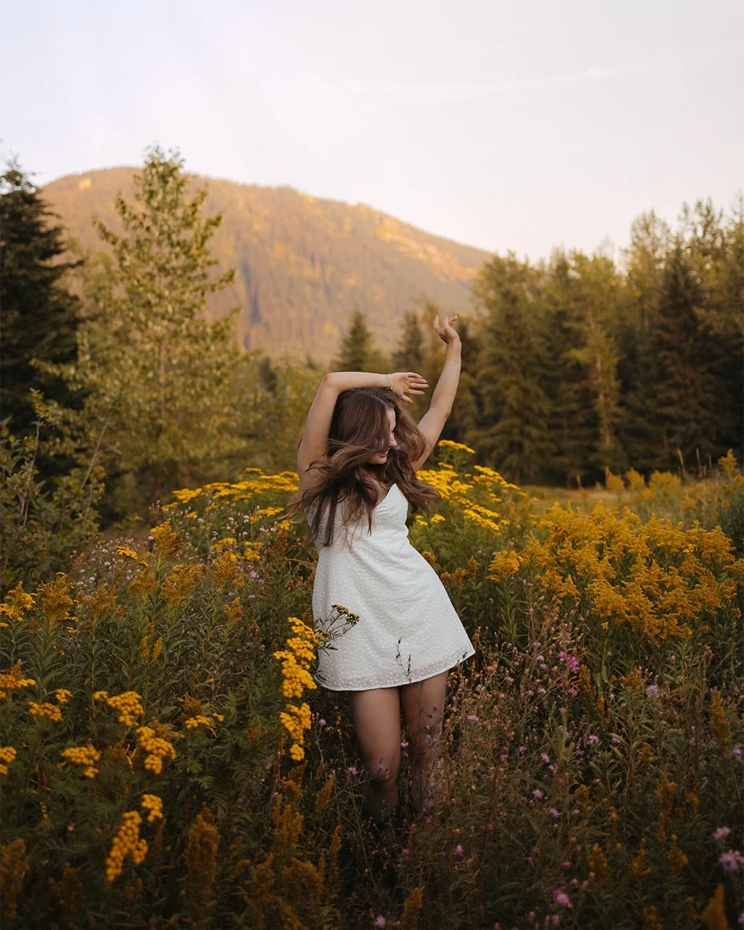 dancing into the weekend with @lily.vogt !!!! insane talent AND insanely beautiful!?!?!!! 🩰🪻🍃⛰️🌼
-
-
-
#seattlephotographer #classof2026 #seniorphotos #seniorpictures #seniorsunday