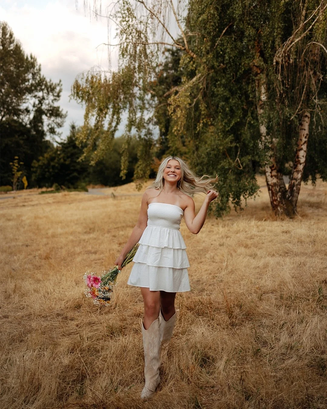 the prettiest bouquet of them all for the flower arrangement queen herself @avery.bange !!! still so in love !! 💐🌳🐝🌻🌿
-
-
-
#seattlephotographer #classof2026 #seniorphotoshoot #seniorpictures #seniorsunday