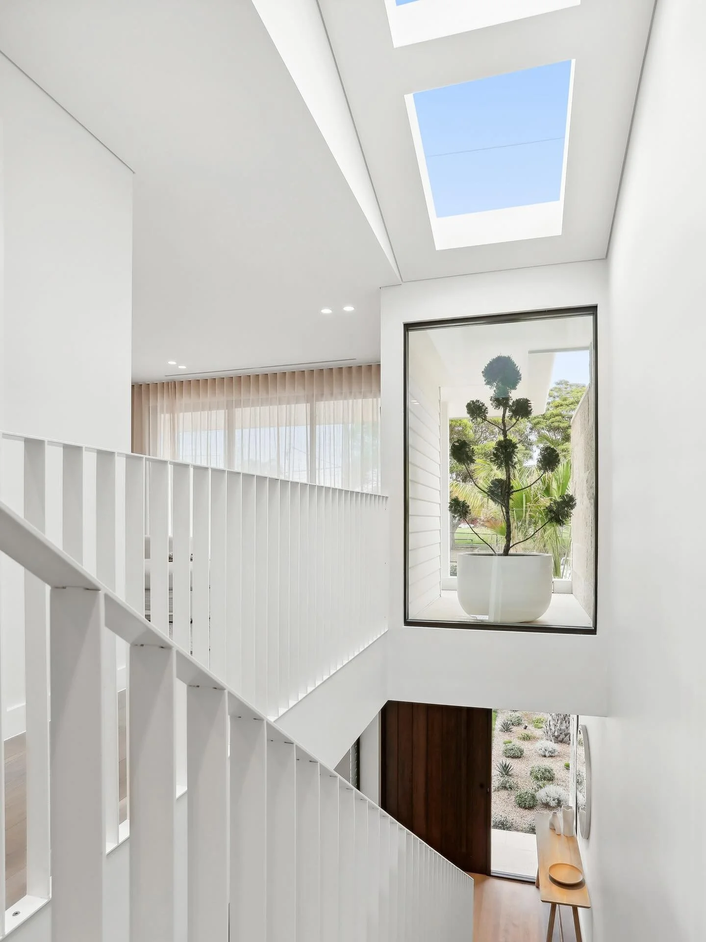 We love the light filled entry way at Project Caronia ☀️ Still one of our favourite projects to date. 

@jamisaarchitects