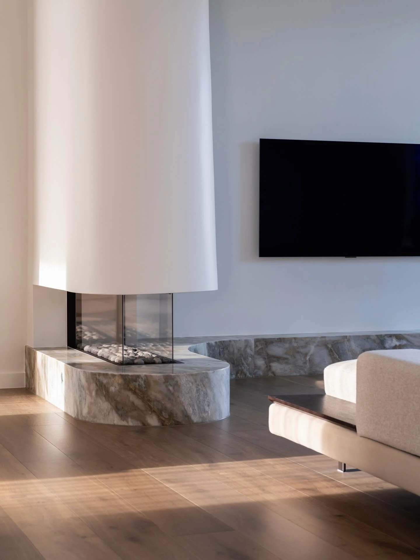 When the fireplace is a piece of art ✨

There are so many beautiful curves featured throughout Project Miranda, but this has to be one of our favourite details. 

📷 @lucasmurophotographer