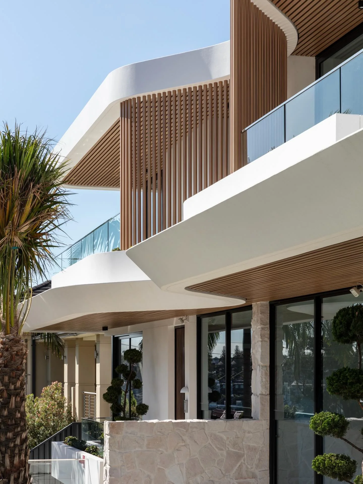Project Binaville 🌴 @deco_australia battens stealing the show on this beautiful facade.