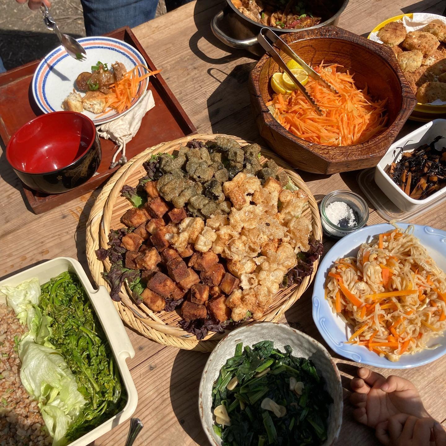 What is it about a potluck? 
The act of communal caring through food is at the heart of why I love them. How rich we are to be in community, here in the forest, feeding the body and soul. @mapfullofknots 💚🌳✨