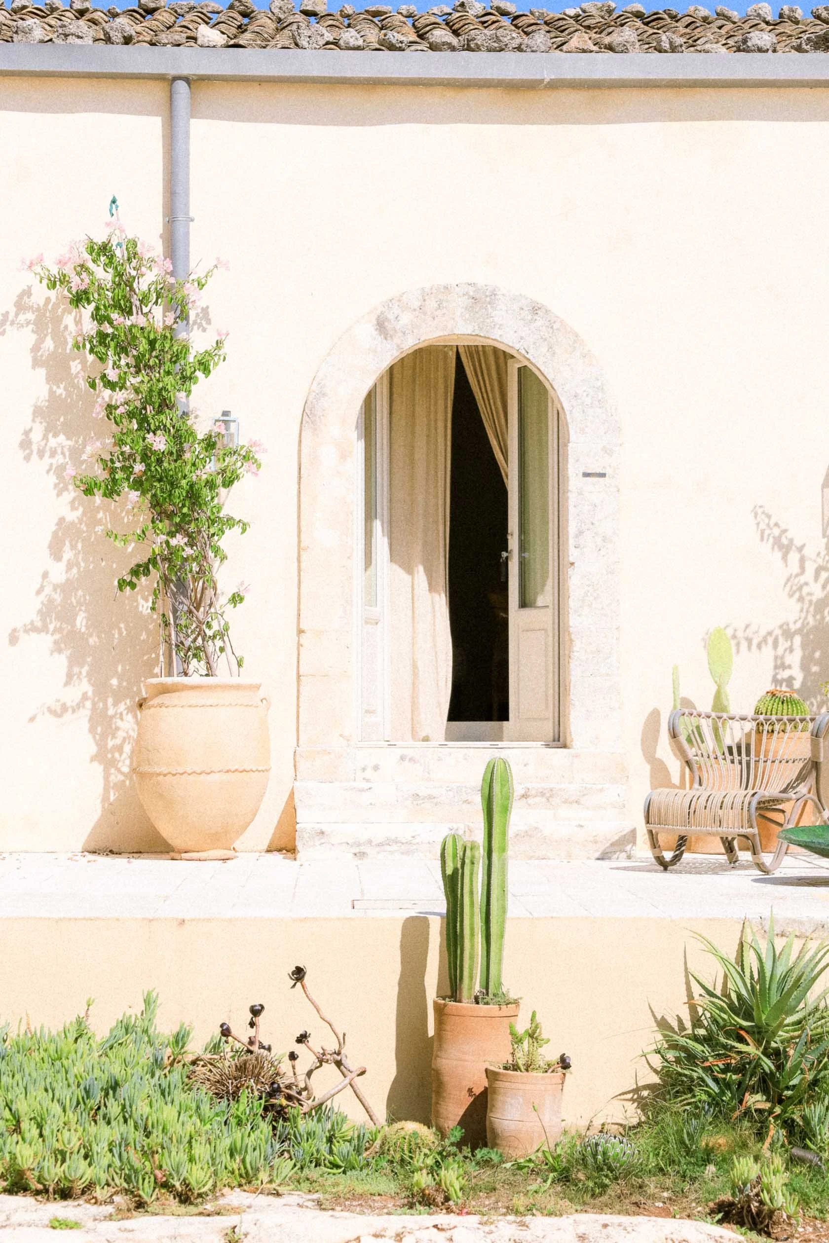 Noto Arch.jpg