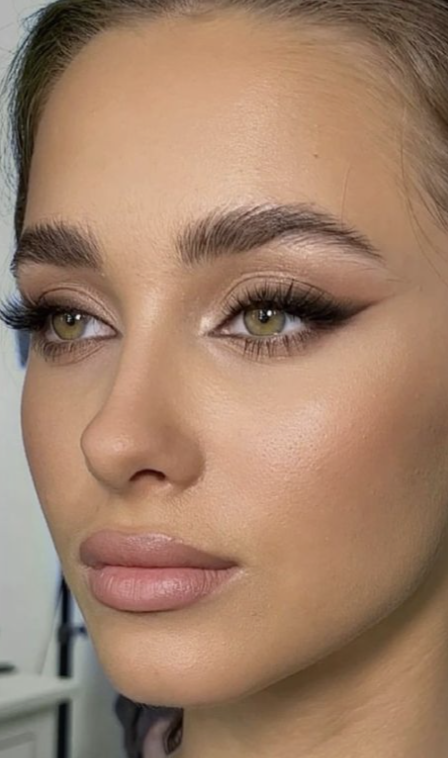 Make-up Example 5, very light color lips, dark eyeliner and pink eyeshadow