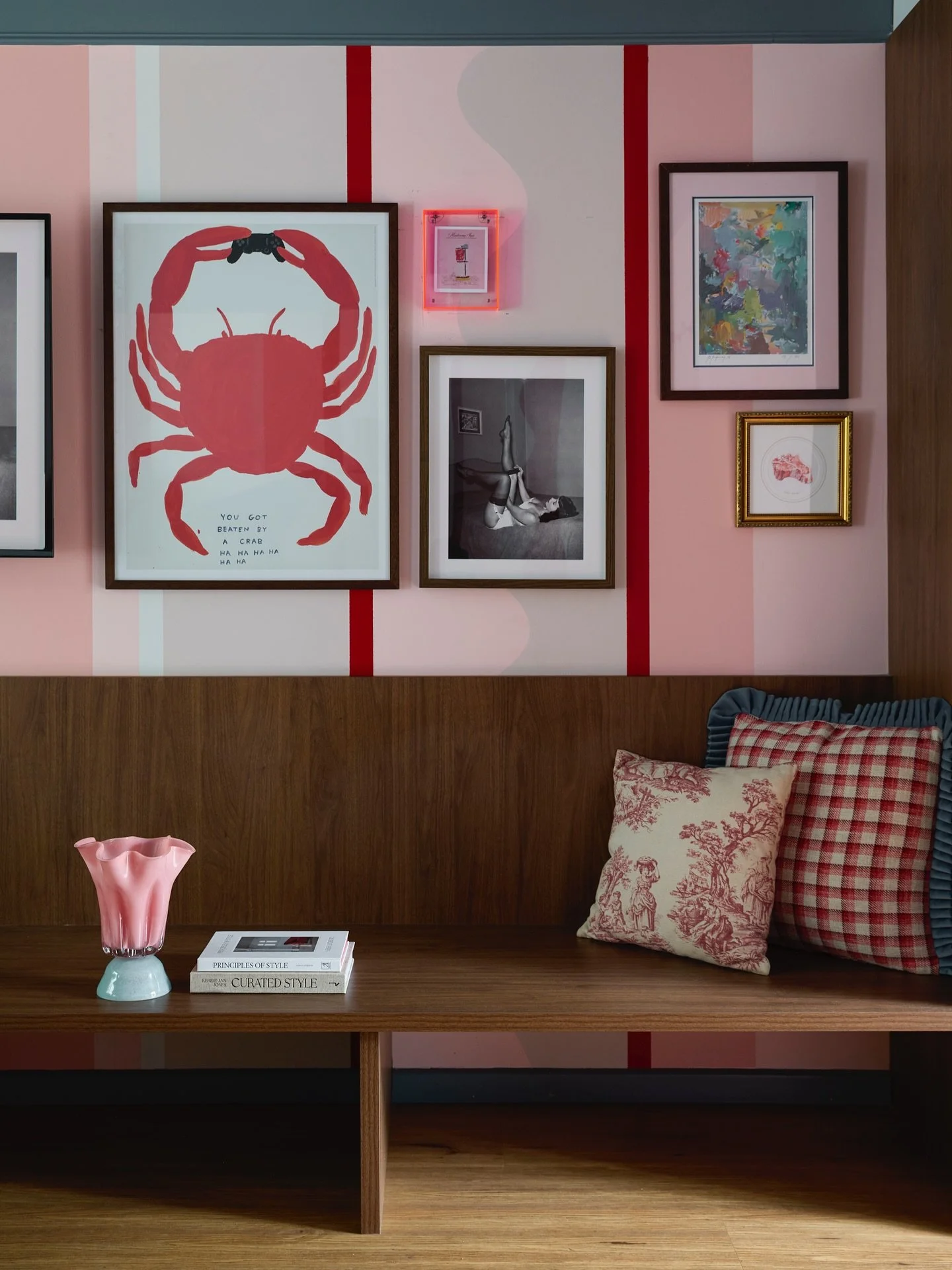 Love me an art wall. 
Shot for @studiopulp___ 
@thelodgejamberoo 

#designinspo #interiordesign #interiorsphotography