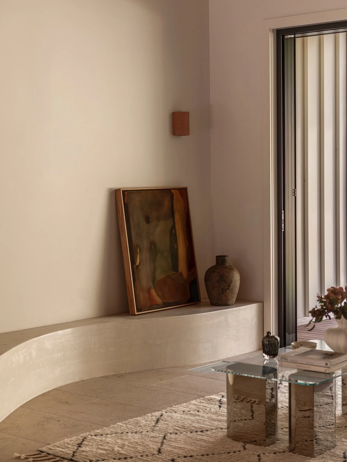 A little bit of calm for this chaotic week&hellip; Check out those curves 😍 Shooting the work of @_studiojoan is always such a pleasure and we always have a blast. This curved low shelf at this Pearl Beach new build is *chef&rsquo;s kiss* 🤌

#inter