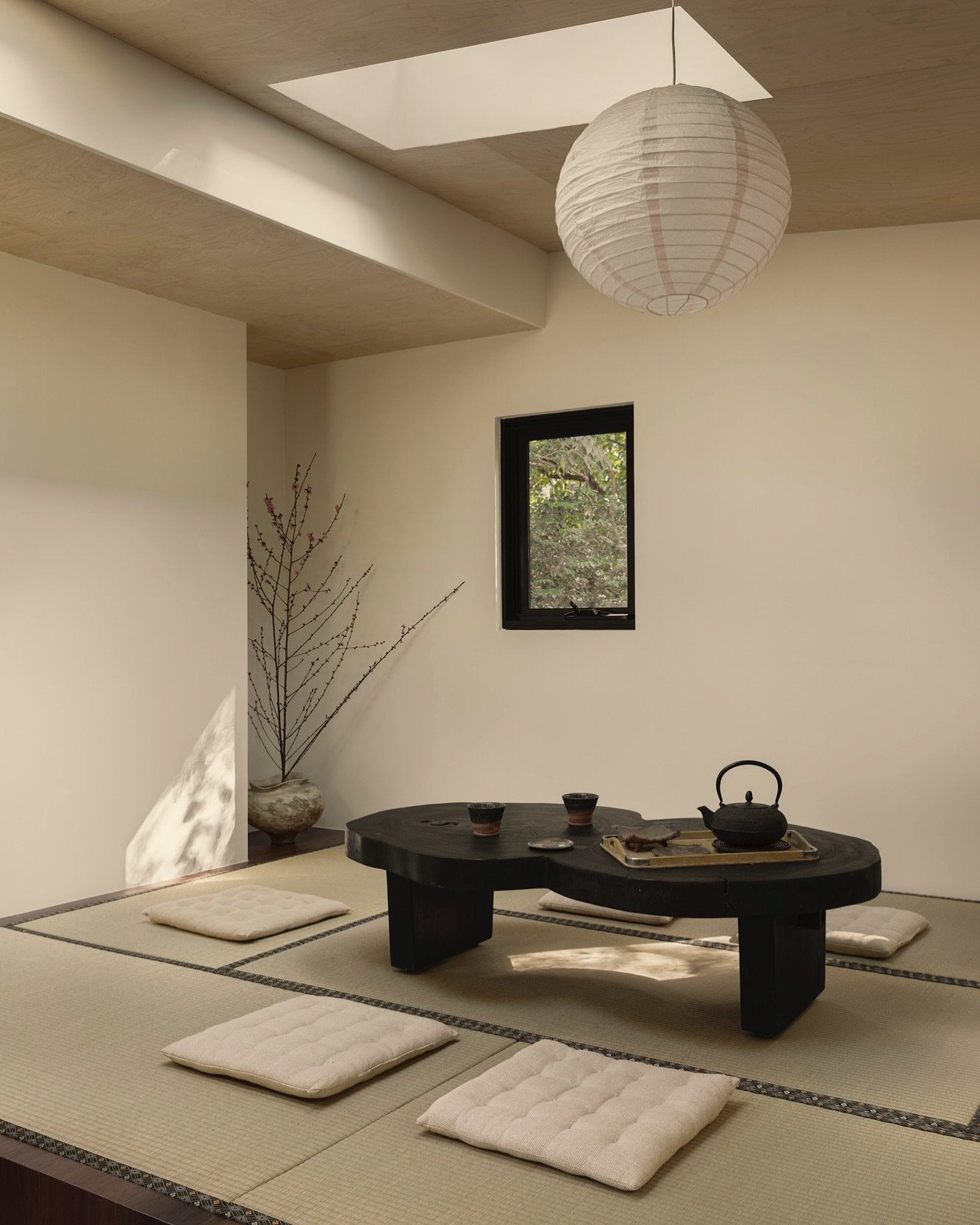 Japanese style studio by @onwardbuildingco 

Tatami flooring @zentailiving 
Australian hardwood flooring @onlineflooringstore 

Shot and styled by me. 

#japanesestyle #japanesedesign #interiordesign #interiorsphotography