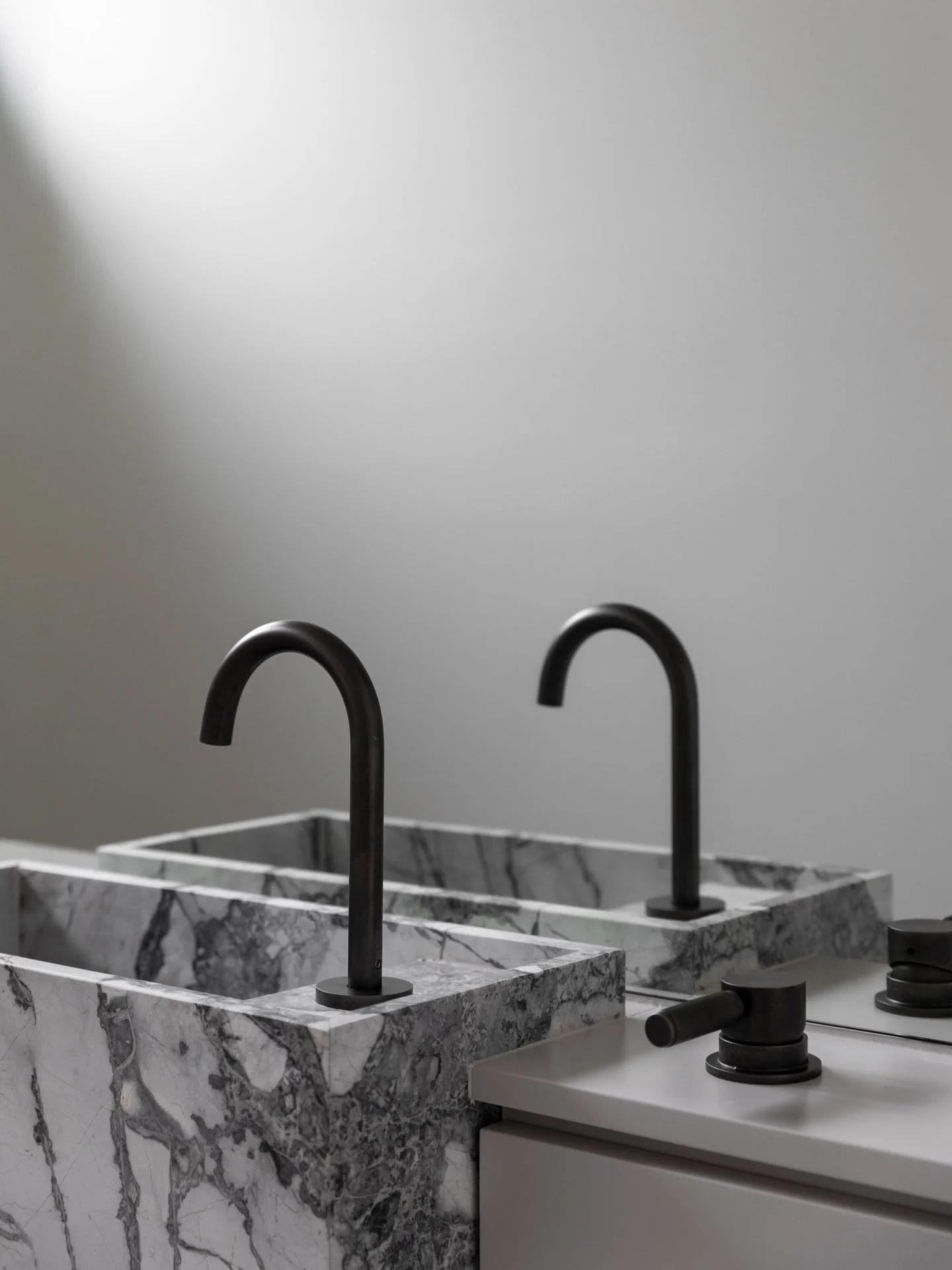 Timelessness in monochrome. The light, the reflection and the simplicity in this little scene just got me 😍

Shot for @rachaelmiklas.designdetail 

#bathroom #bathroomphotography #interiorsphotography #architecturephotography
