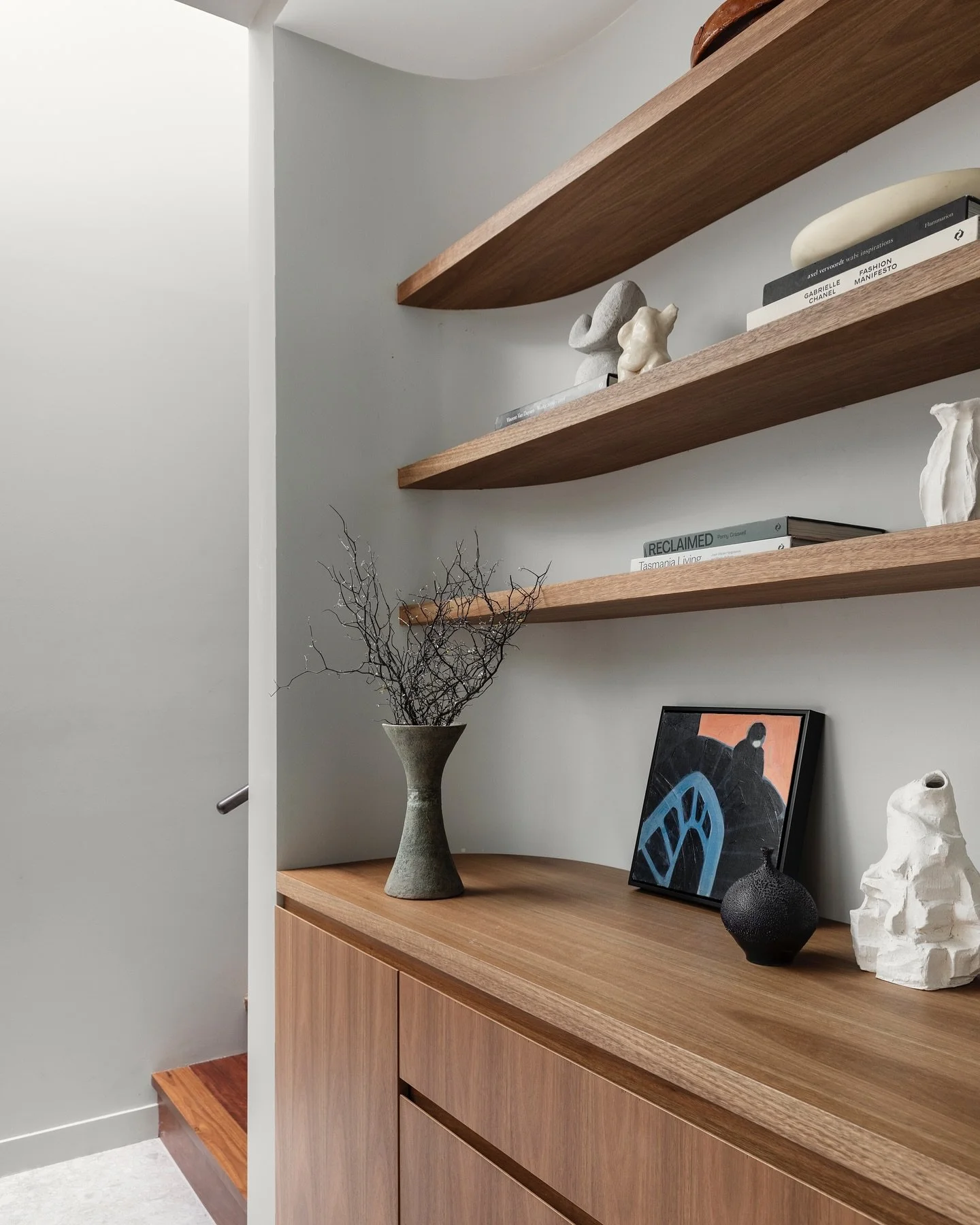 Beautiful styling moment by @hollyirvinestudio at Annandale Cottage. In this months @houseandgarden 

#interiors #interiordesign #interiorstyling #interiorsphotography