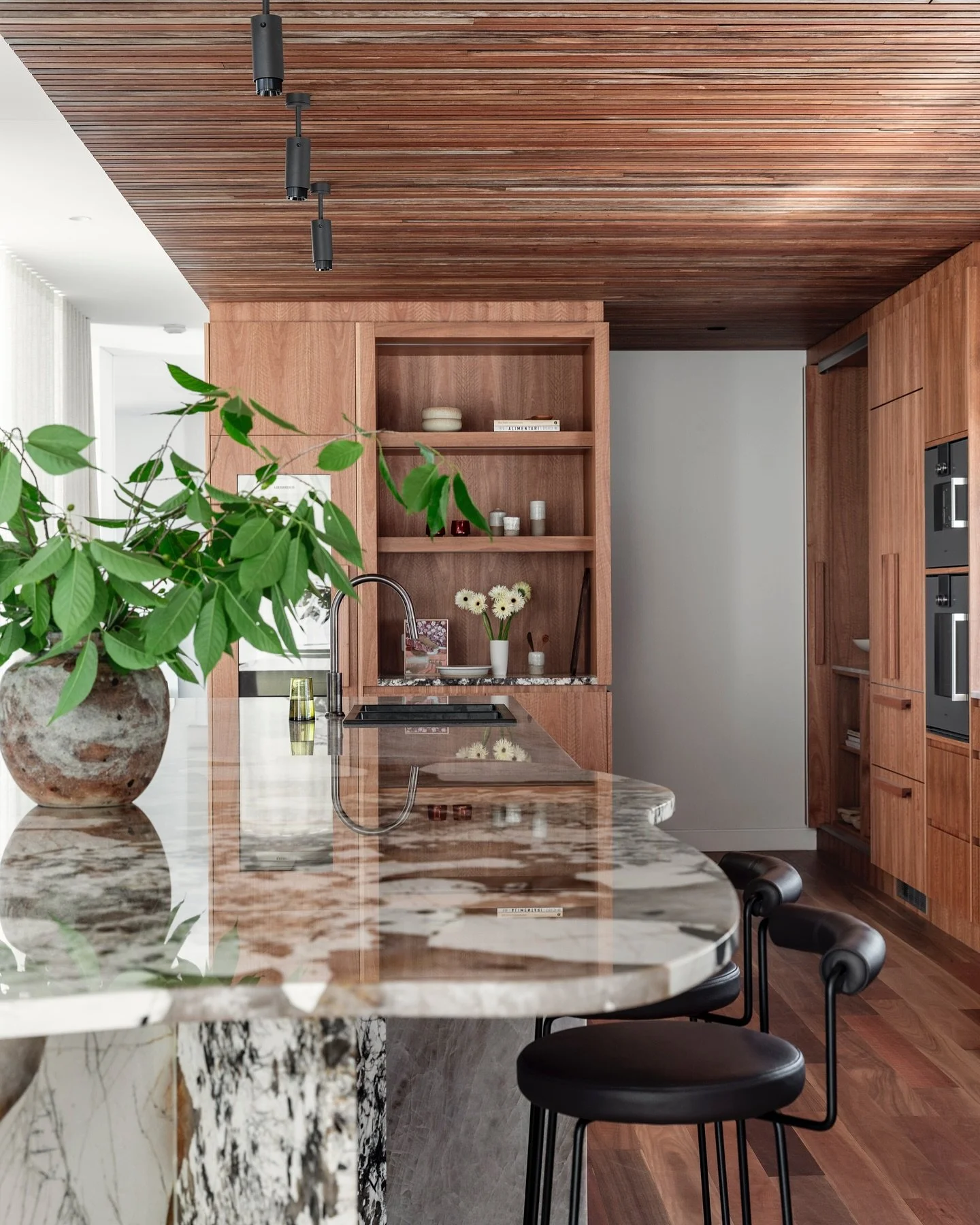 A stand out kitchen from last year from a killer team 😍🧡

Interior design: @paiano_design_ 
Build: @smartbuildsouthcoast
Architecture: @larchitecture
Joinery: @paiano_custom_kitchens 
Stone: @gitanistone 
Styling: @belljarinteriors 

#interiordesig