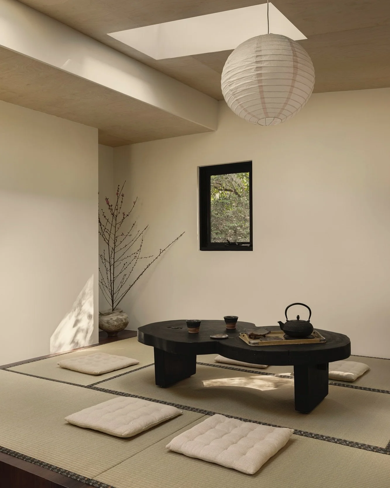 Japanese style studio by @onwardbuildingco 

Tatami flooring @zentailiving 
Australian hardwood flooring @onlineflooringstore 

Shot and styled by me. 

#japanesestyle #japanesedesign #interiordesign #interiorsphotography