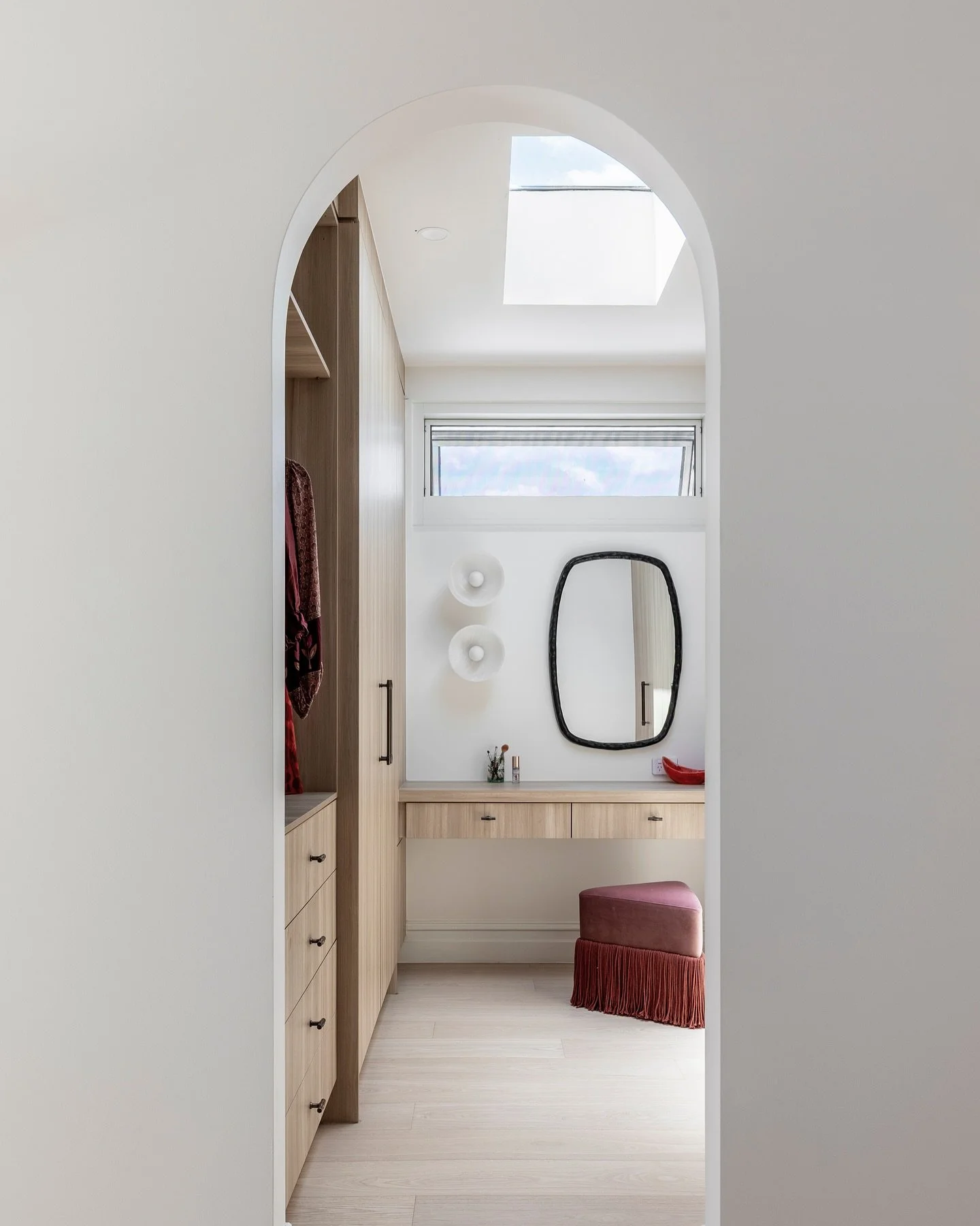 An arched doorway to a WIR is a pretty nice way to top off a main bedroom suite, @hampshire_design 🤌

#bedroom #bedroominspo #interiordesign #interiorsphotography