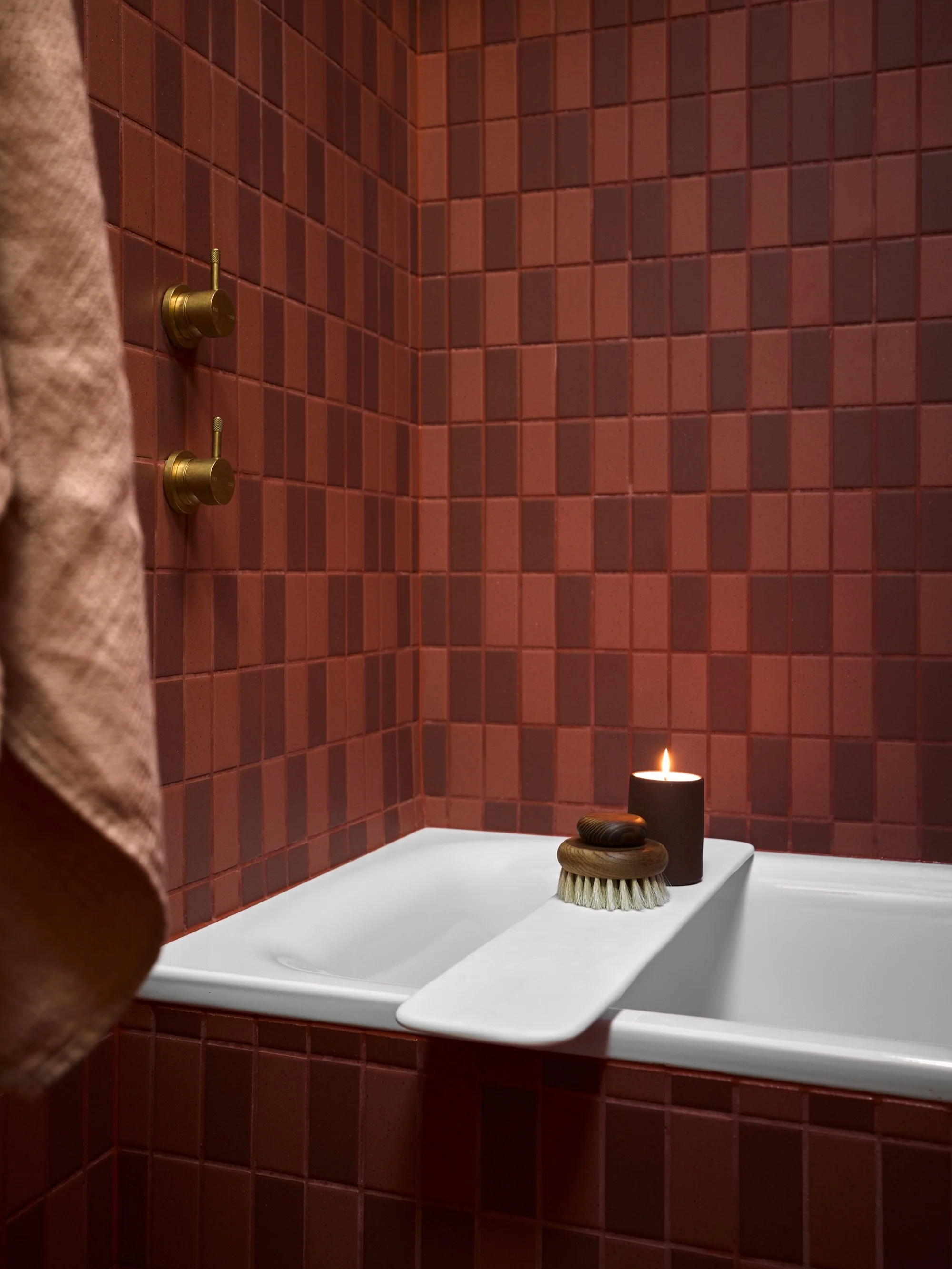 LOVED shooting these stunning accessories from @oliverthomstore at the newly renovated home of @aterre.arch. The colour drenching in these otherwise small bathroom spaces - seamlessly squeezed into walls of the centuries-old Glebe terrace house - giv