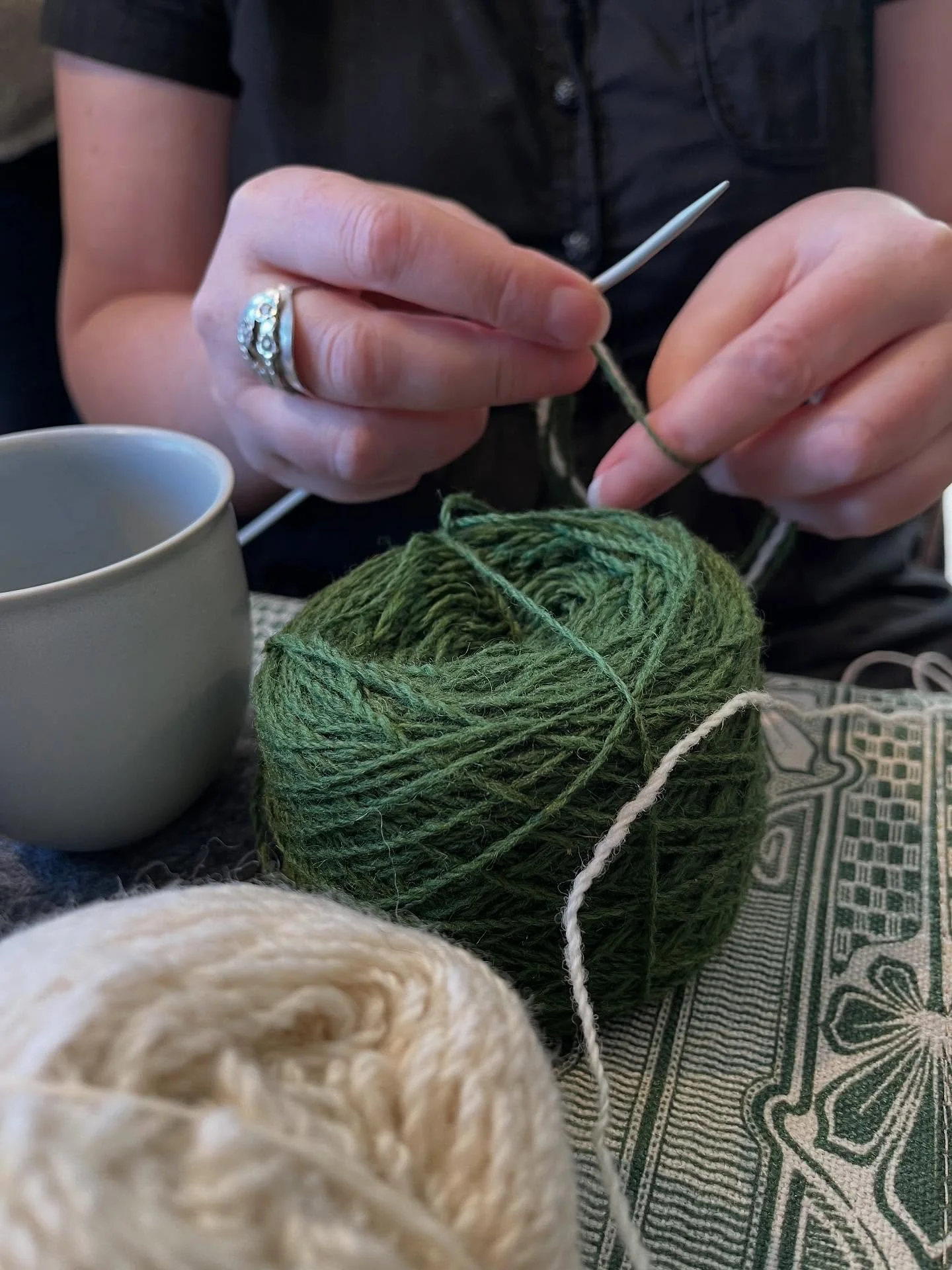 Onsdag! Välkomna till butiken 15-18. Det är Pysselonsdag🧶 Du är välkommen att sitta ner med ditt egna handarbete, prata och bara ha en god kreativ stund. Ingen föranmälan och kom när du vill. Jag fixar te och kaffe