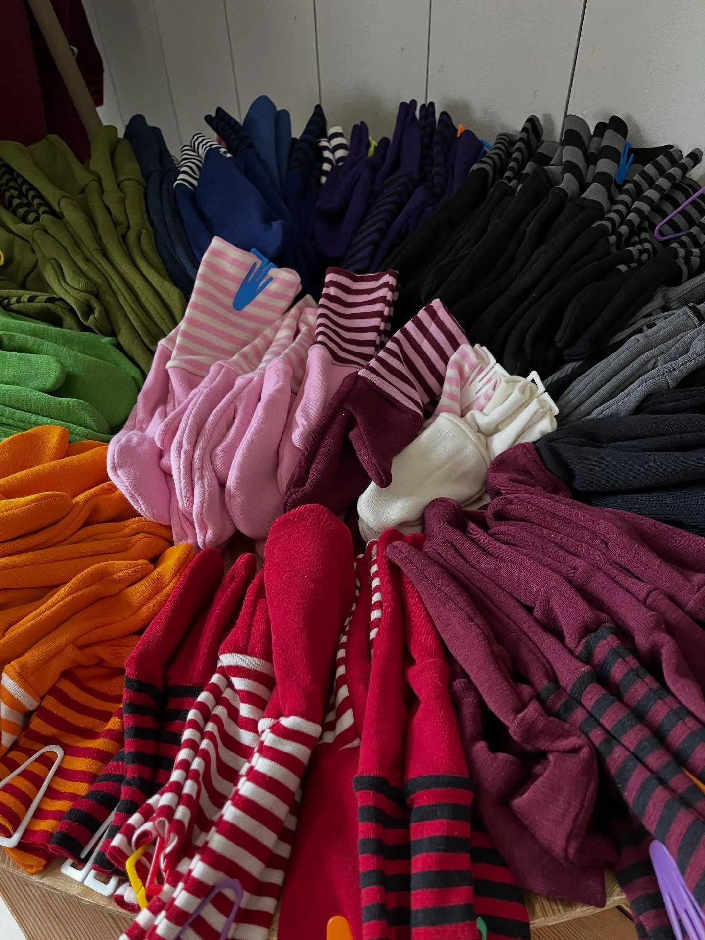 Se på alla dessa vantgodingar!
💚❤️🧡💙🩷🖤
Baby 100kr
Barn 150kr
Vuxen 200kr
Helt perfekta som de är men fungerar också bra inuti tex skidvantar eller utanpå liners.
Alla i ekologisk merinoull
