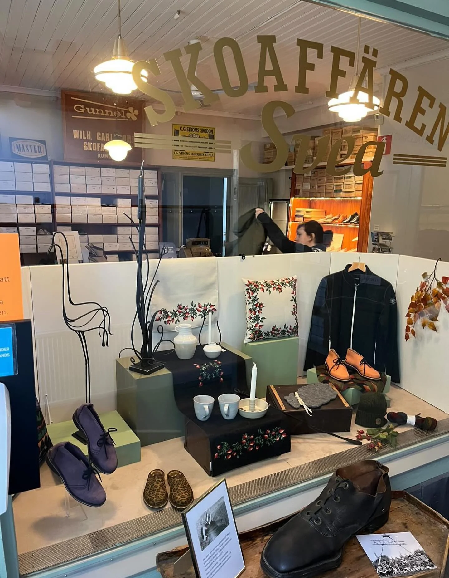 5 november är det dags för nästa Kumlarunda🍂Då välkomnar vi @skoindustrimuseet som ny medlem! Under november presenteras @kumlarundan i museets skyltfönster. Se så fint det blev🤎 
Välkomna runt till v&arin