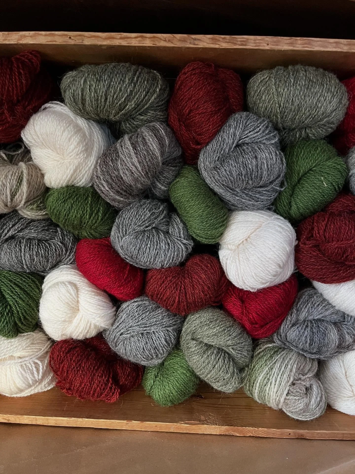 D&aring; har garnl&aring;dan blivit i en mer julig ton. Alltid lika roligt att &auml;ndra efter s&auml;song❤️🩶💚🤍 med garner fr&aring;n @ullcentrumoland 

L&aring;dan, boden och jag &auml;r nu redo f&ouml;r juletiden med marknader och extra&ouml;pp