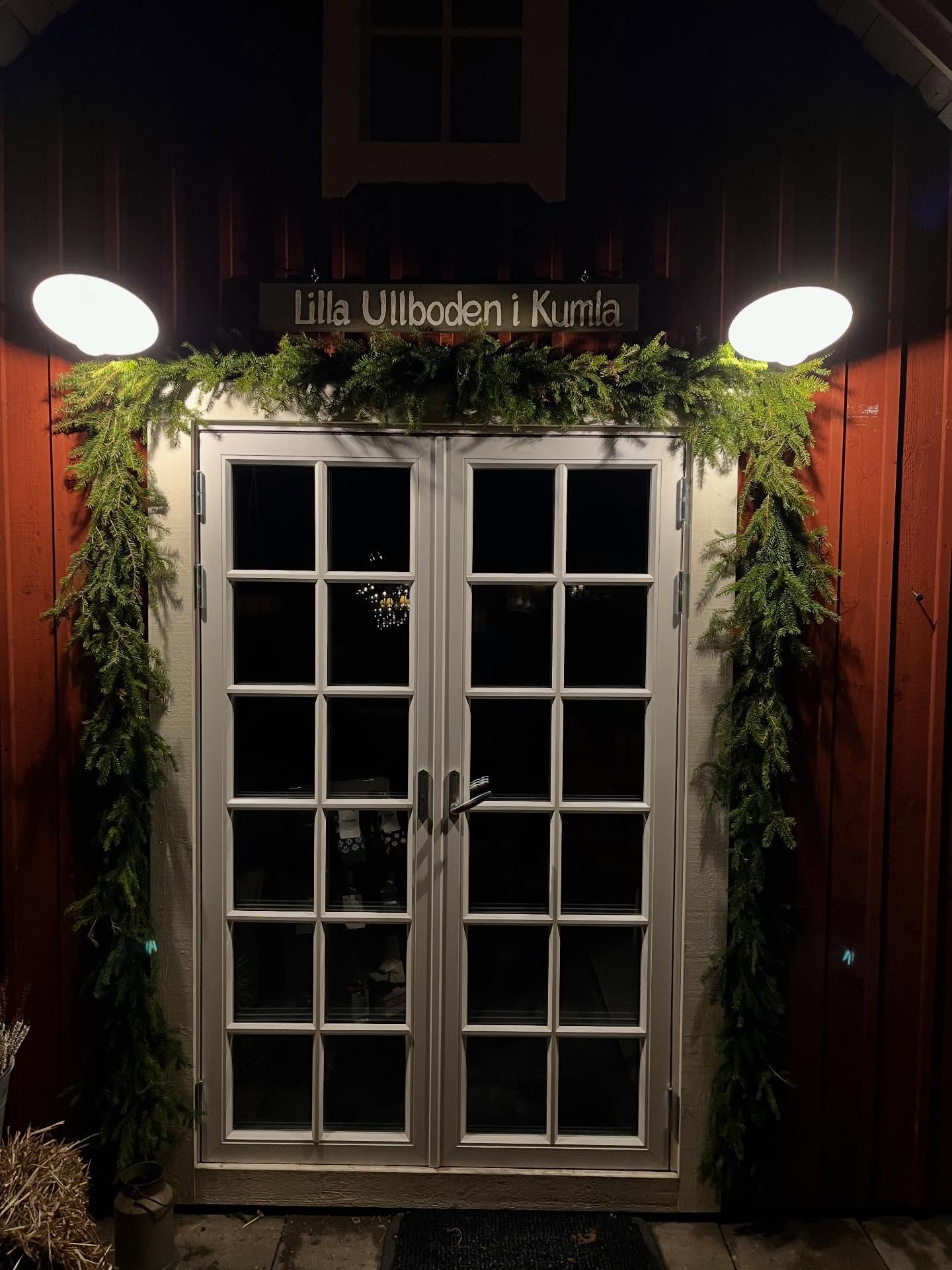 S&auml;g, hur lycklig blir man inte n&auml;r n&aring;gon liten nisse har gjort en julgerlang runt d&ouml;rren medans man sj&auml;lv varit p&aring; julmarknad❤️🙏