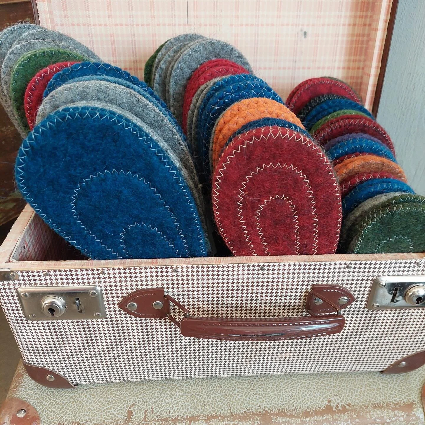 Ullsulorna har blivit en riktig stors&auml;ljare i &aring;r! Ett enkelt s&auml;tt att f&aring; mycket v&auml;rme p&aring;❤️🐑
Nu p&aring;fyllt med alla storlekar, kom ett stort paket fr&aring;n @ullcentrumoland 👍

Har haft en fin julmarknadsturn&eac