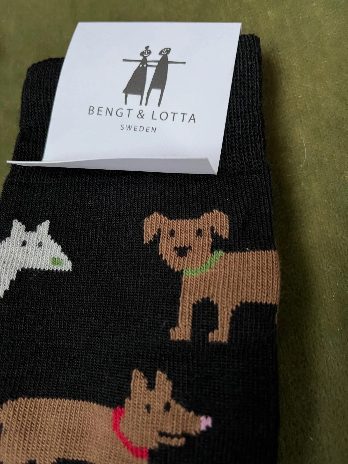 Precis vad jag beh&ouml;vde denna gr&aring;mulna dag. Nytt paket fr&aring;n @caisocks och &ouml;verst ligger ju v&aring;r Signe med sitt gr&ouml;na halsband❤️

P&aring;fyllt med kn&auml;strumpor (igen😊), glada strumpor fr&aring;n @bengtlotta och en 