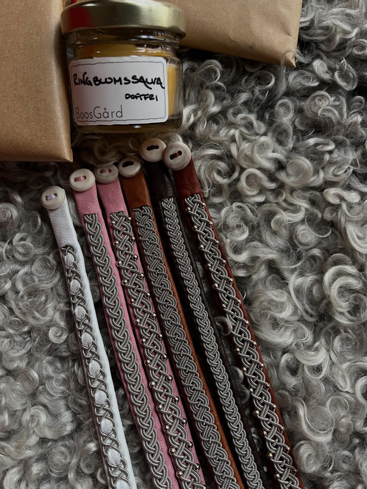 Julklappar A-&Ouml;🎁
Inl&auml;gg 1: A-N
Det kommer fr&aring;gor om julklappar p&aring; en viss bokstav. H&aring;ll till godo med mina tips fr&aring;n boden, n&ouml;dl&ouml;sningarna bjuder jag p&aring;😅

A - Armband, ankelsocka, ansiktskr&auml;m
B 