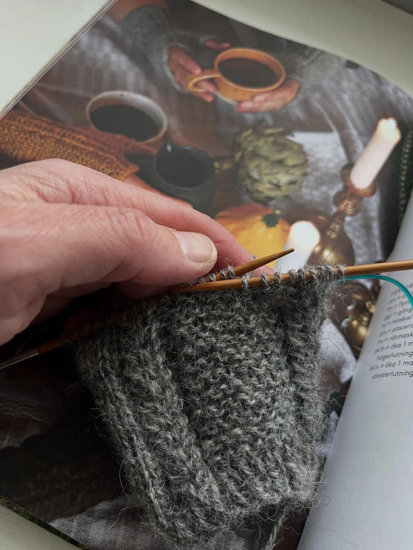 Lagom till det blev vinter p&aring; riktigt blev mina l&aring;&aring;&aring;nga benv&auml;rmare klara. Eget p&aring;hitt, 68 maskor p&aring; stickor 3,5 med dubbel res&aring;r hela v&auml;gen. Tv&aring;tr&aring;digt ullgarn i mellangr&aring; fr&aring