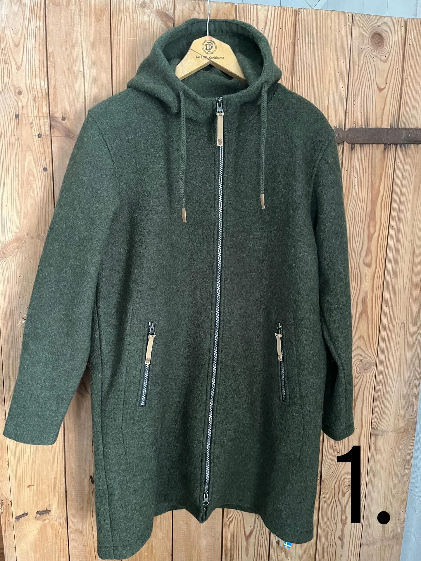 Reast&auml;llningen &auml;r v&auml;lfylld med bl.a.

1. Duffel Madbacken Stl 38 och 40
Nu 2095 kr (2995 kr)

2. Kappa Rybo Stl 38 och 42, med windbreakerfoder. 
Nu 2295 kr (3295 kr)

3. Tr&ouml;ja Beata Stl 34, 36, 38, 42, och 44. 
Nu 1295 kr (1795 k