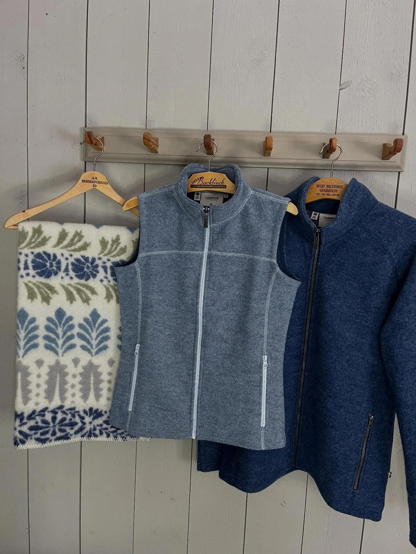 Lite bl&aring; nyheter fr&aring;n @ivanhoeofsweden 🩵💙

Det &auml;r mycket p&aring; g&aring;ng nu! Samtidigt som v&aring;rnyheterna trillar in h&aring;ller jag p&aring; att l&auml;gga best&auml;llning p&aring; h&ouml;stens plagg. Sp&auml;nnande att 