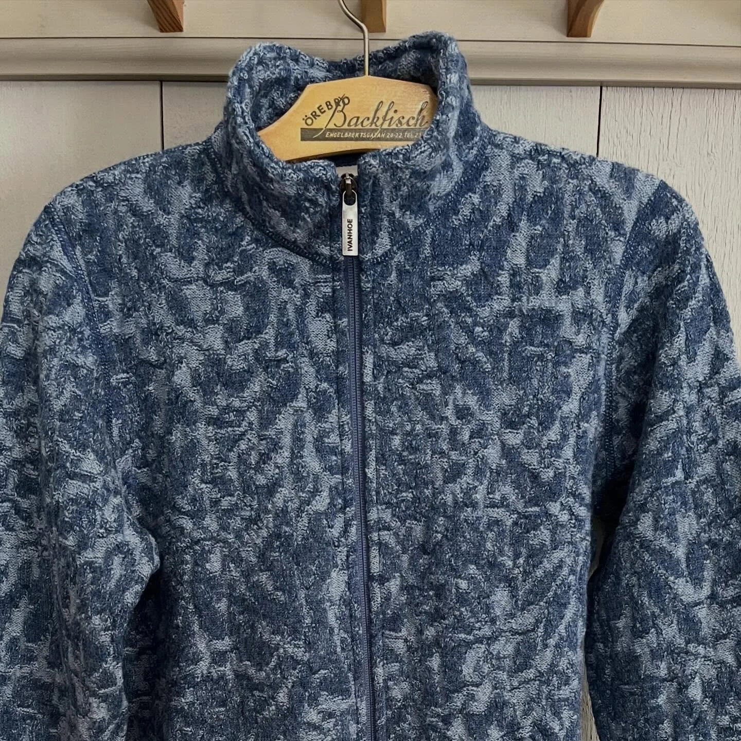 &Auml;nnu mer av v&aring;rens bl&aring; plagg🩵💙
Tr&ouml;jan Tuva i 100% ull, s&aring; som de allra flesta produkter i boden.

S&aring;g en annons med merinoullsunderst&auml;ll som rubrik. Kryptiskt formulerad men ca 35% ull i plagget. En mer r&auml