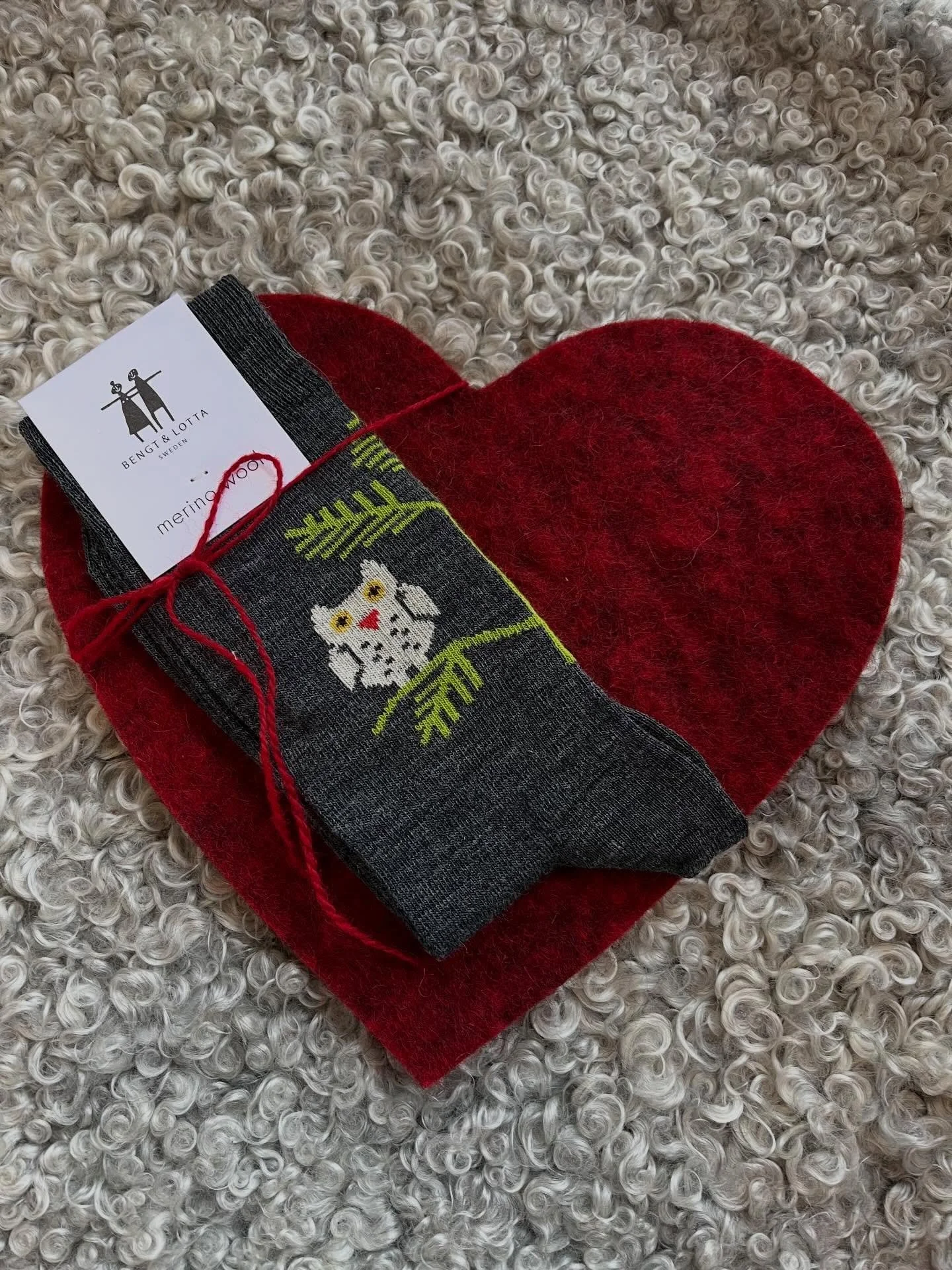 Alla ❤️- dag &auml;r snart h&auml;r!
Varf&ouml;r inte ge n&aring;got som v&auml;rmer? H&auml;r finns hj&auml;rtformade grytunderl&auml;gg, strumpor &aring; s&aring; mycket mer med god v&auml;rme ❤️🐑

❤️ @ullcentrumoland 
🧦 @caisocks