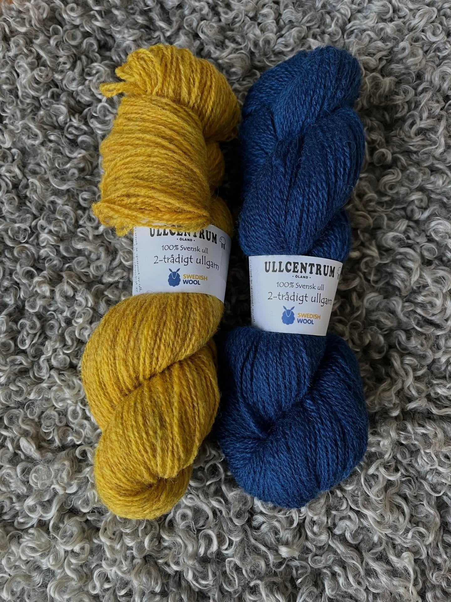 P&aring;fyllt med garn, svenskt s&aring; klart fr&aring;n @ullcentrumoland 💙💛 

Solros, tweed och marin p&aring; ljus Gotland 
Sorbet och ljusgr&ouml;n
Stormbl&aring; tweed och mahogny blev det den h&auml;r g&aring;ngen