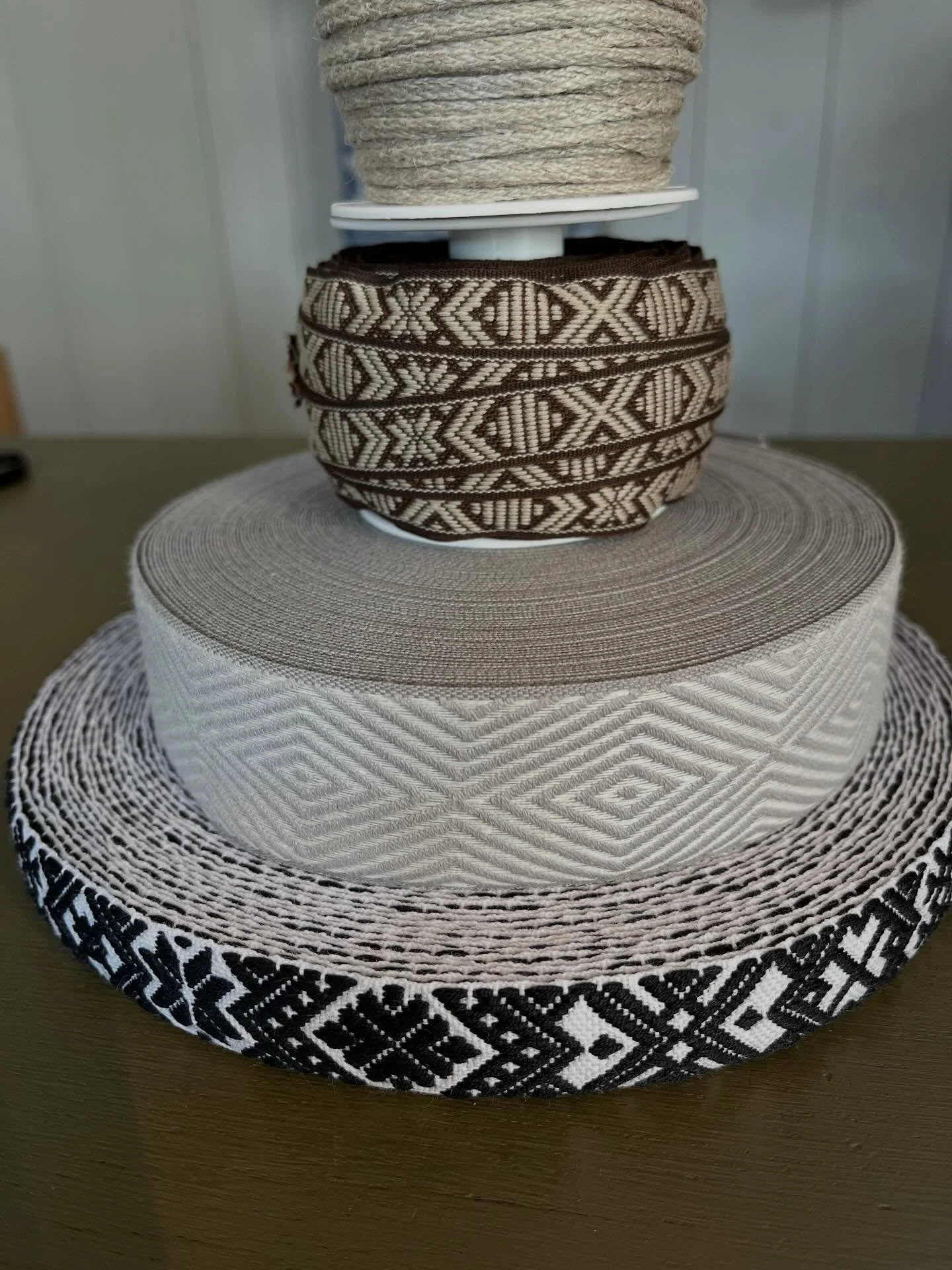 Band som kan passa till n&aring;got projekt? Brukar alltid finnas n&aring;got behov😊
F&ouml;rvisso inte i ull men k&auml;nns som en fin detalj att kunna erbjuda🩶🖤🤍