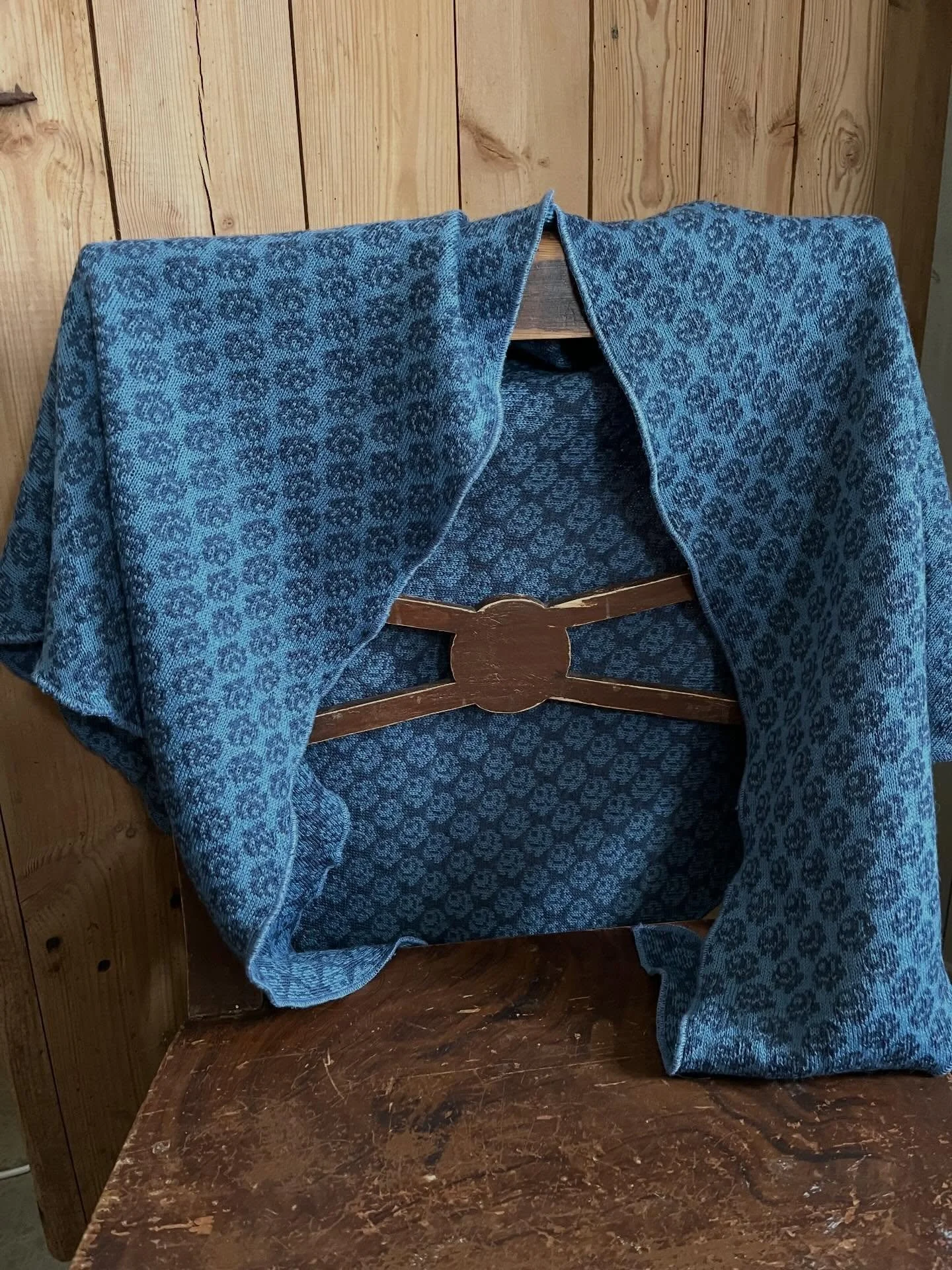 Under F&aring;rfesten passade jag p&aring; att f&aring; med nya 3-kantssjalar fr&aring;n @bymarsab 

Det &auml;r s&aring; kul att hitta nya samarbetsv&auml;nner💕

&Aring; p&aring; tal om v&auml;nner, p&aring; l&ouml;rdag hittar ni hela @kumlarundan 